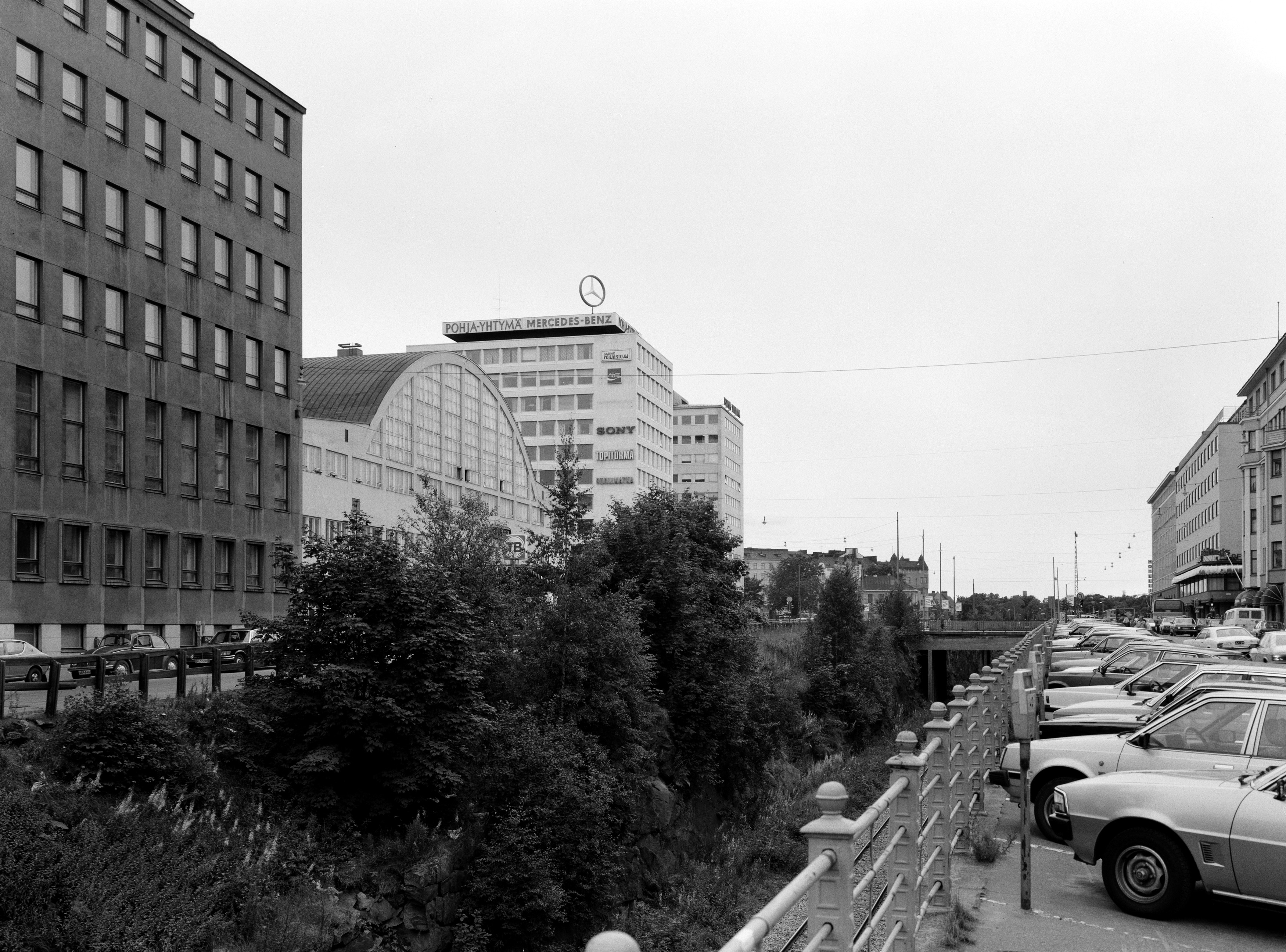 Eteläisen ja Pohjoisen Rautatiekadun länsipää, välissä satamaradan kuilu, taustalla  Tennispalatsia pohjoispää ja Autotalo.