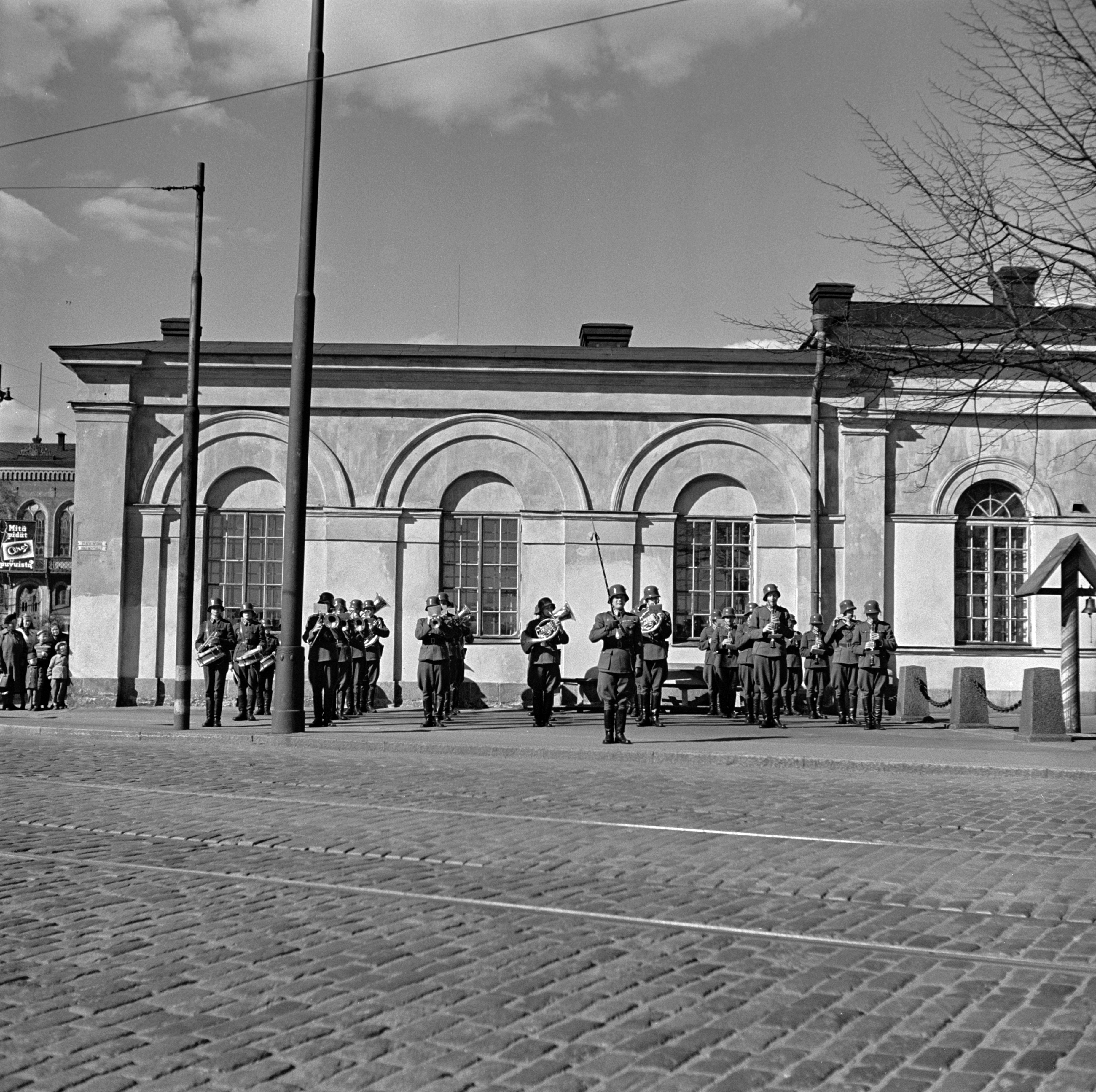 Sotilassoittajia esiintymässä Päävartion edessä.