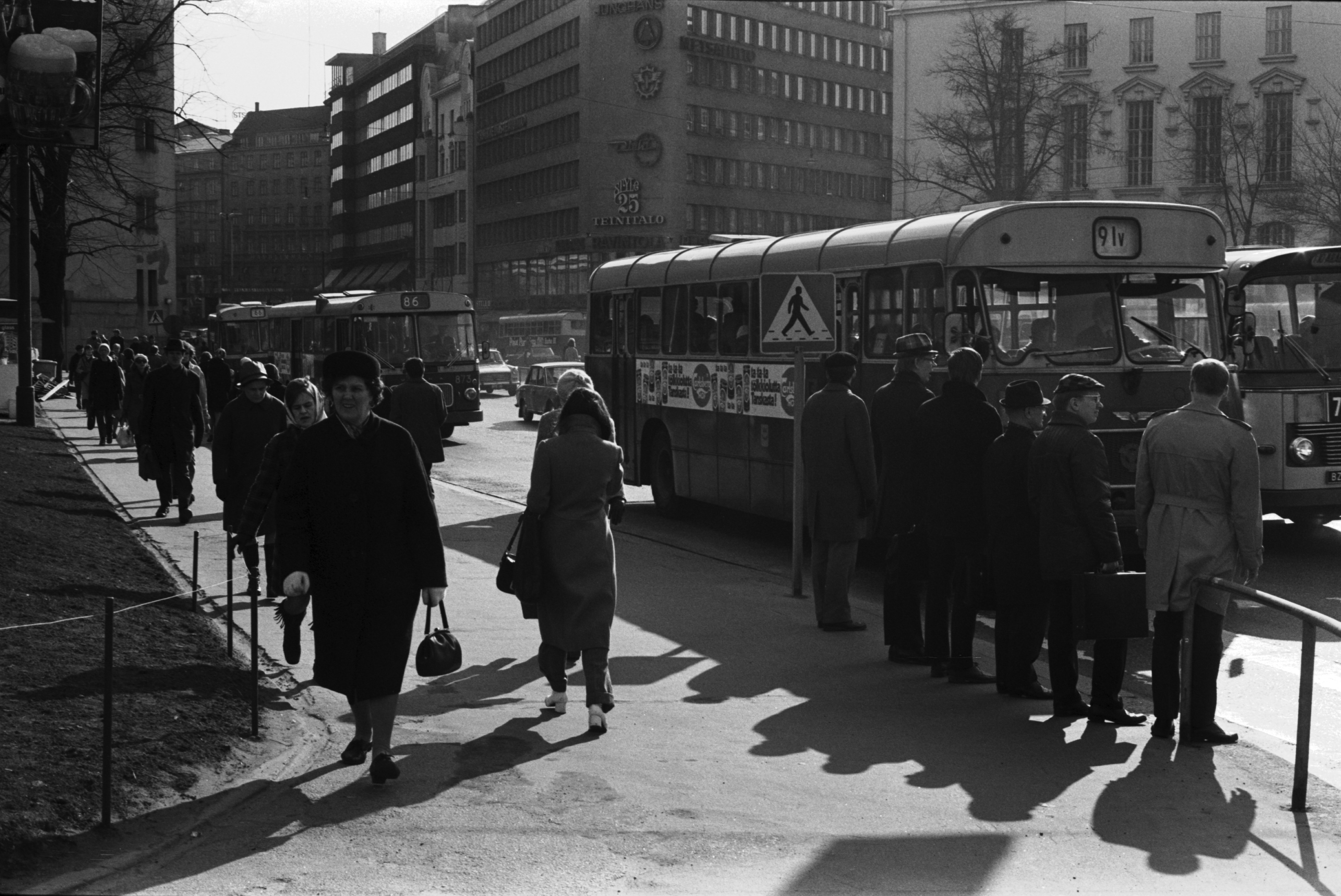 Jalankulkijoita ja ajoneuvoliikennettä Kaisaniemenkadulla Unioninkadun risteyksessä. Näkymä Liisankadun suunnalta lounaaseen, Puutarhakadun kulmaan.