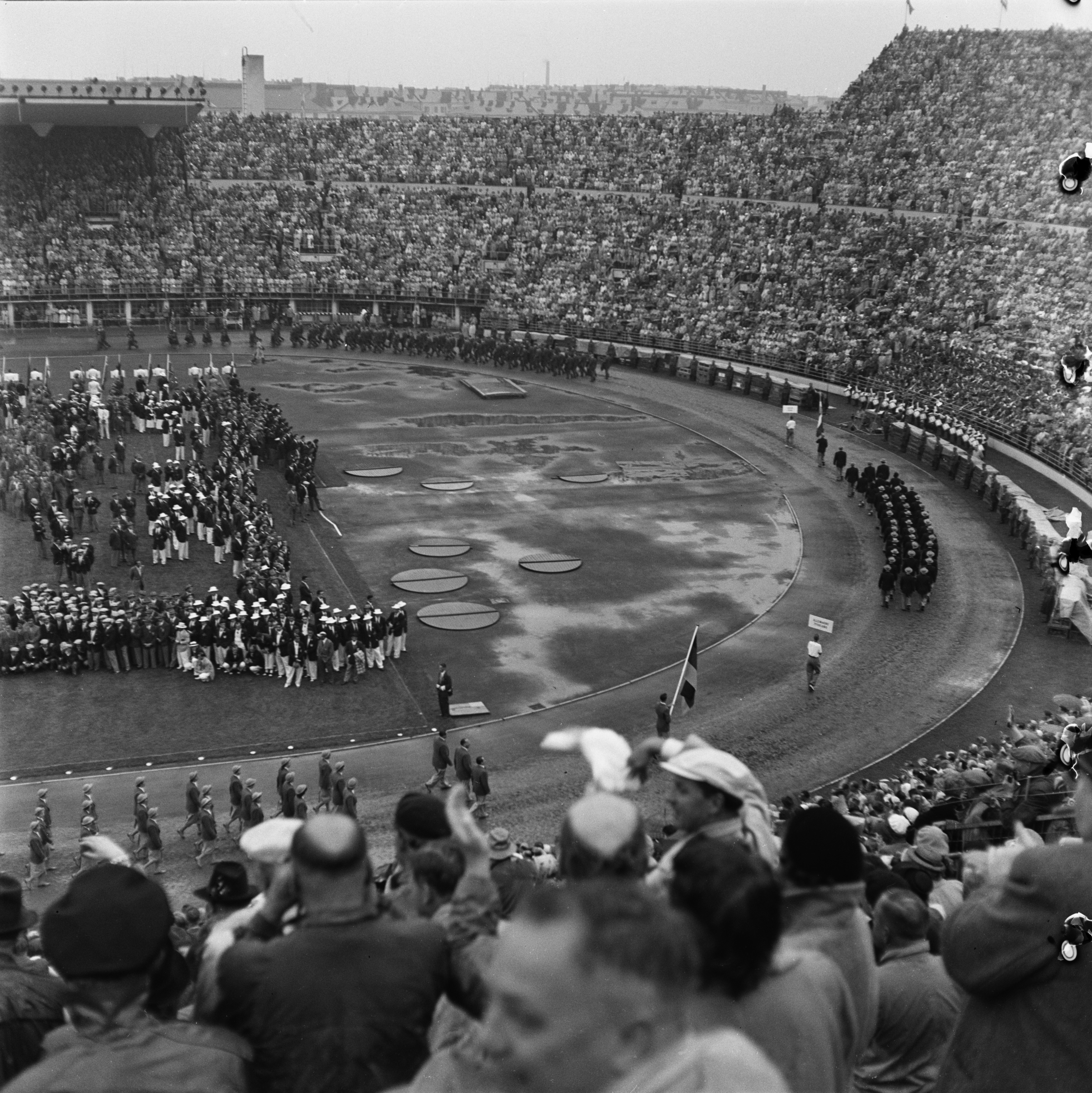 Helsingin olympialaiset 1952. Avajaiset 19.7.  Olympiastadionilla. Osallistujamaiden joukkueet marssivat kentälle.