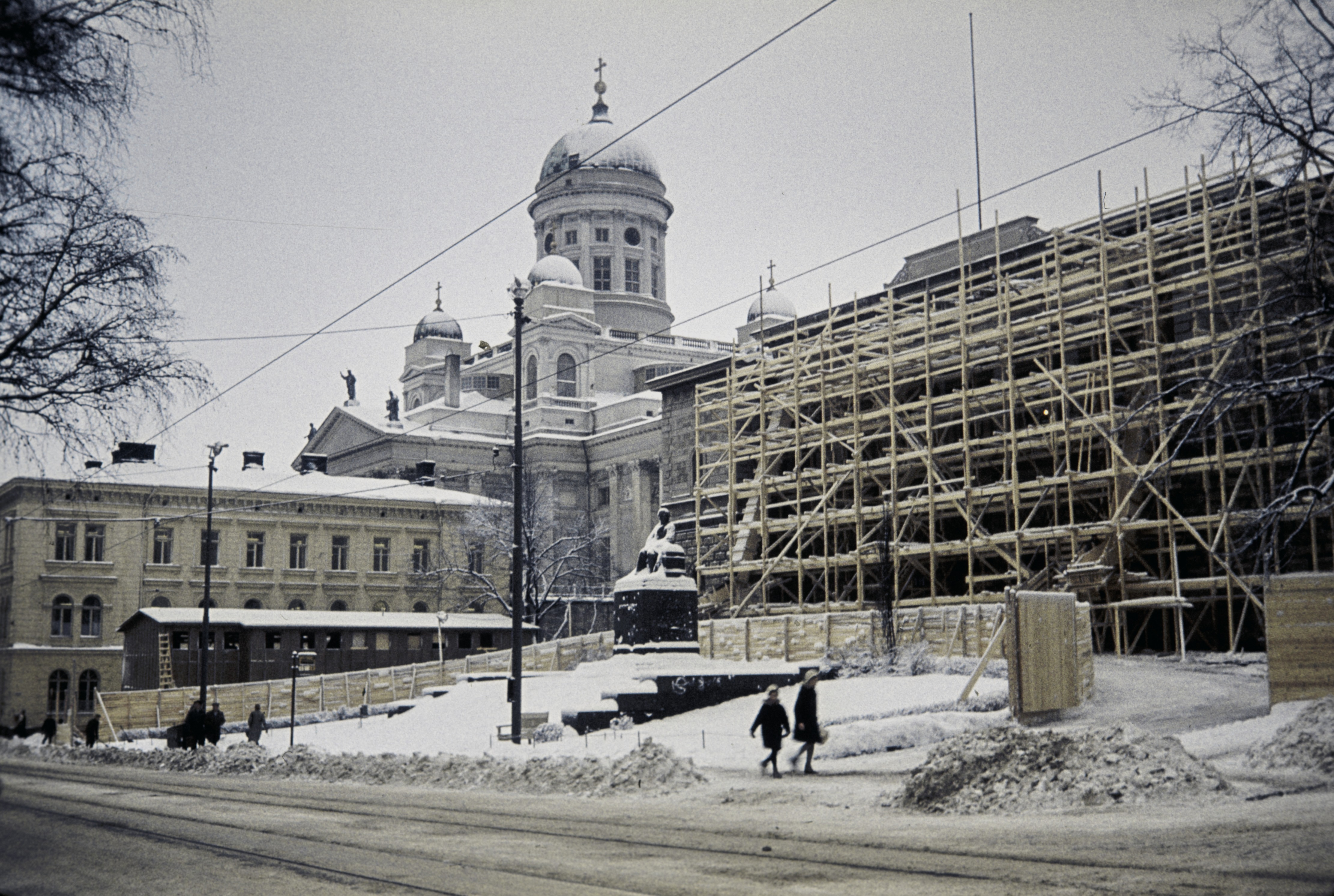 Suomen pankki rakennustelineiden peittämänä. Snellmaninaukio. Vasemmalla Snellmaninkatu 6. - Kirkkokatu 16. Taustalla Tuomiokirkko.