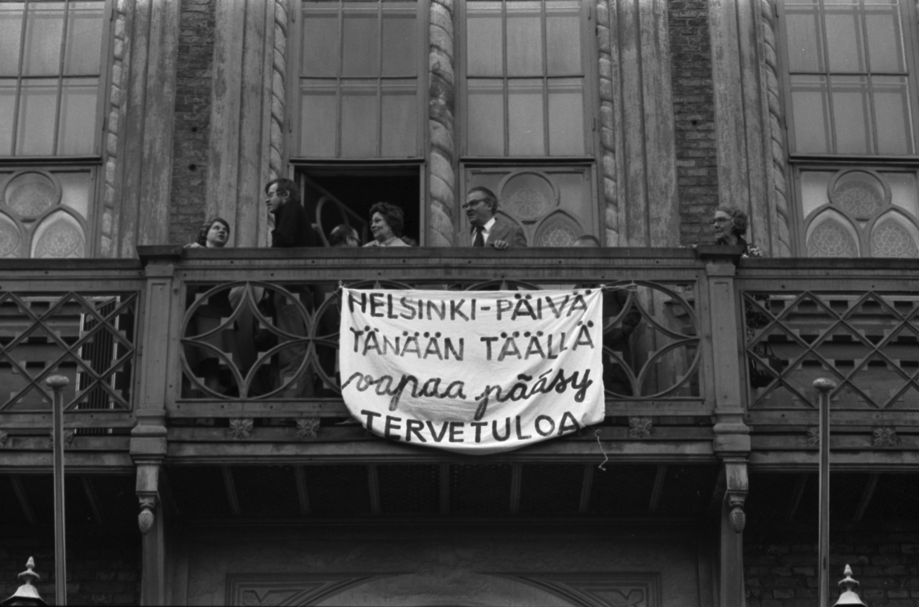 Ritarikatu 1. Helsinki-päivä tänään täällä - vapaa pääsy - Tervetuloa -teksti Ritarihuoneen parvekkeen kaiteessa Kruununhaan asukasyhdistyksen järjestämässä juhlassa Helsinki-päivänä 12.6.1975.