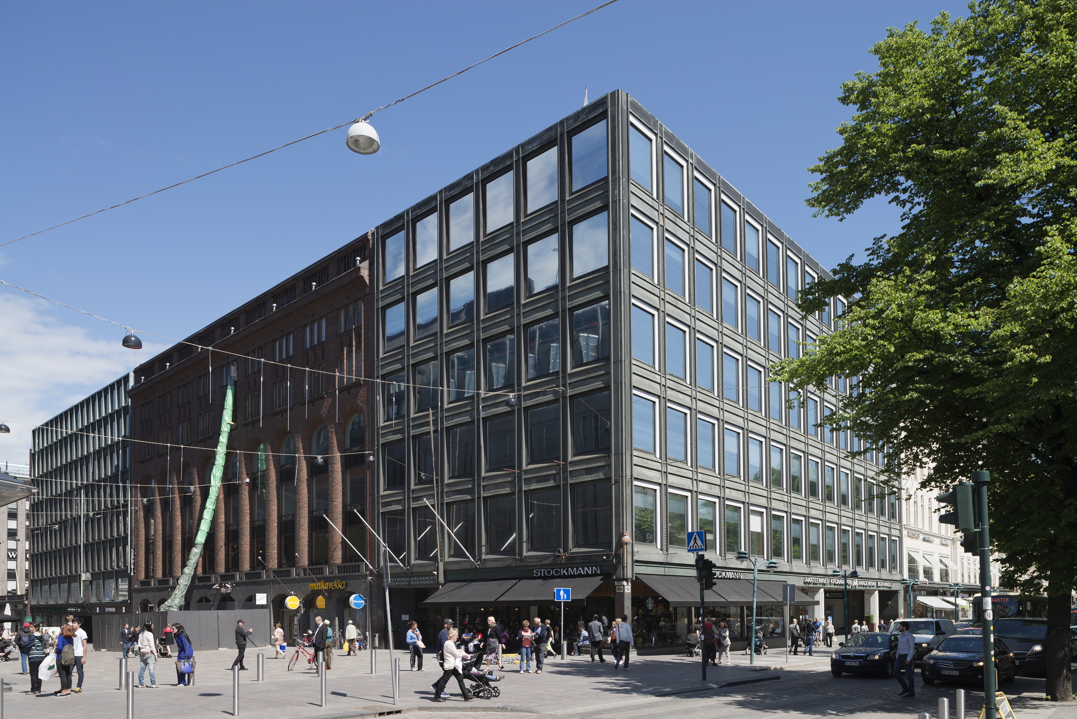Pohjoisesplanadi 39, Kirjapalatsi (Akateeminen kirjakauppa). Arkkitehti Alvar Aalto, 1969. Vieressä vasemmalla Keskuskatu 1b. City-inventointi.
