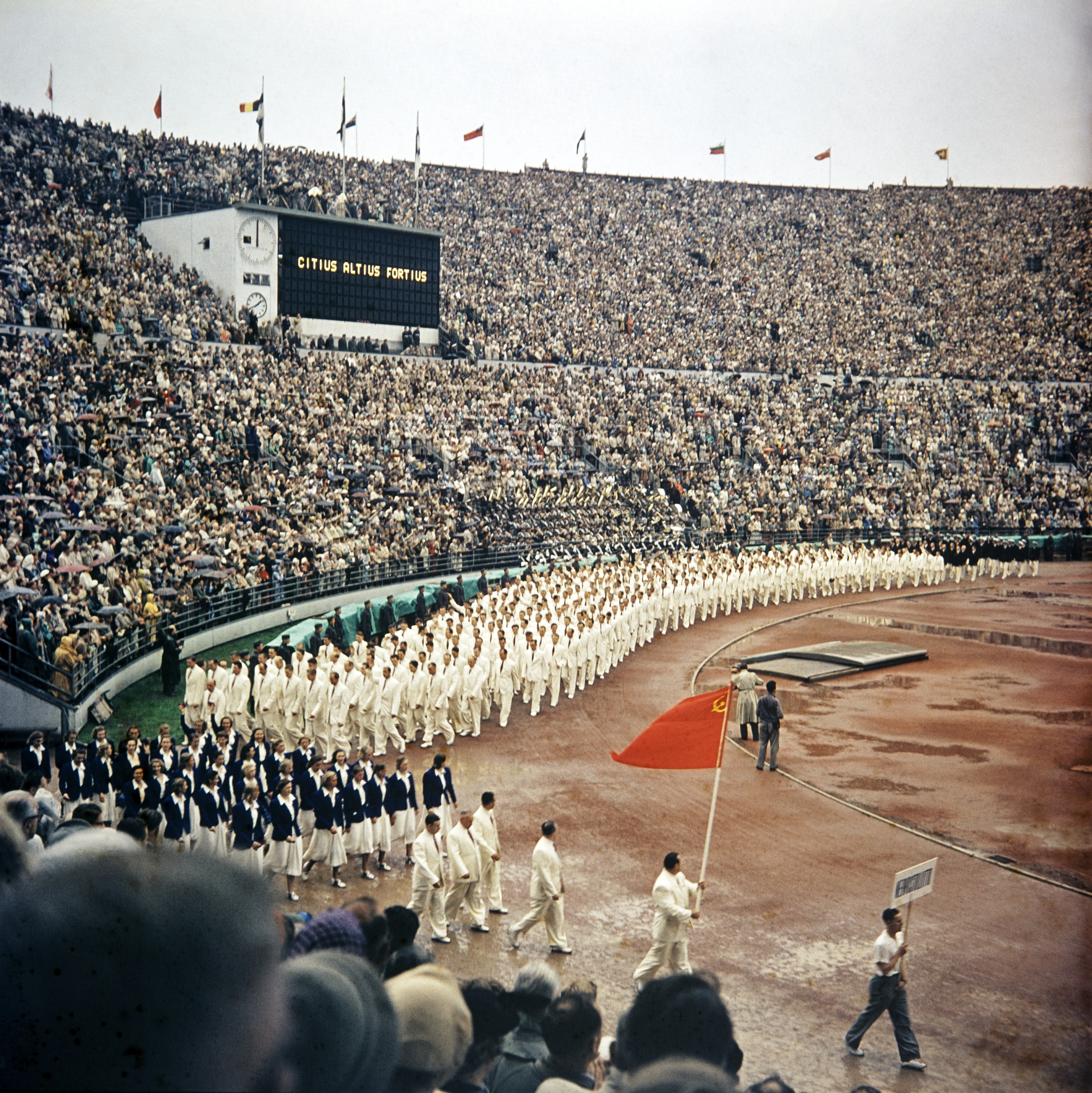 Helsingin olympialaiset 1952. Neuvostoliiton joukkue marssimassa olympiastadionilla kisojen avajaisissa. Neuvostoliitto osallistui Helsingissä ensimmäistä kertaa olympilaisiin.