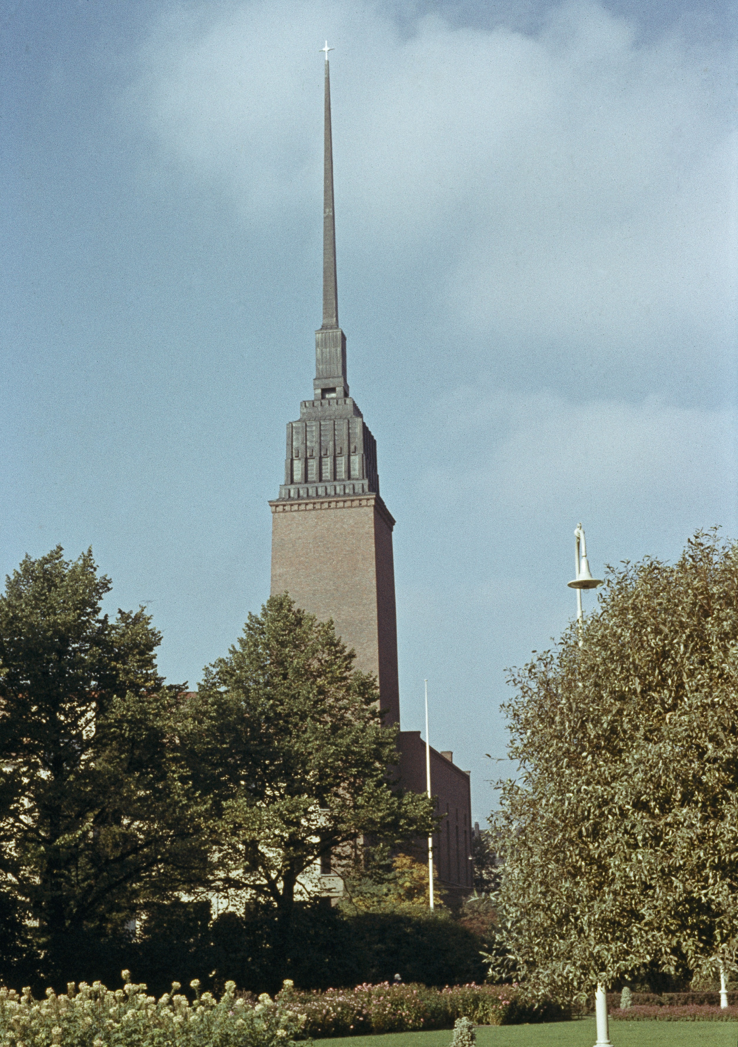 Mikael Agricolan kirkko, Tehtaankatu 23. Valmistunut 1935, arkkitehti Lars Sonck.