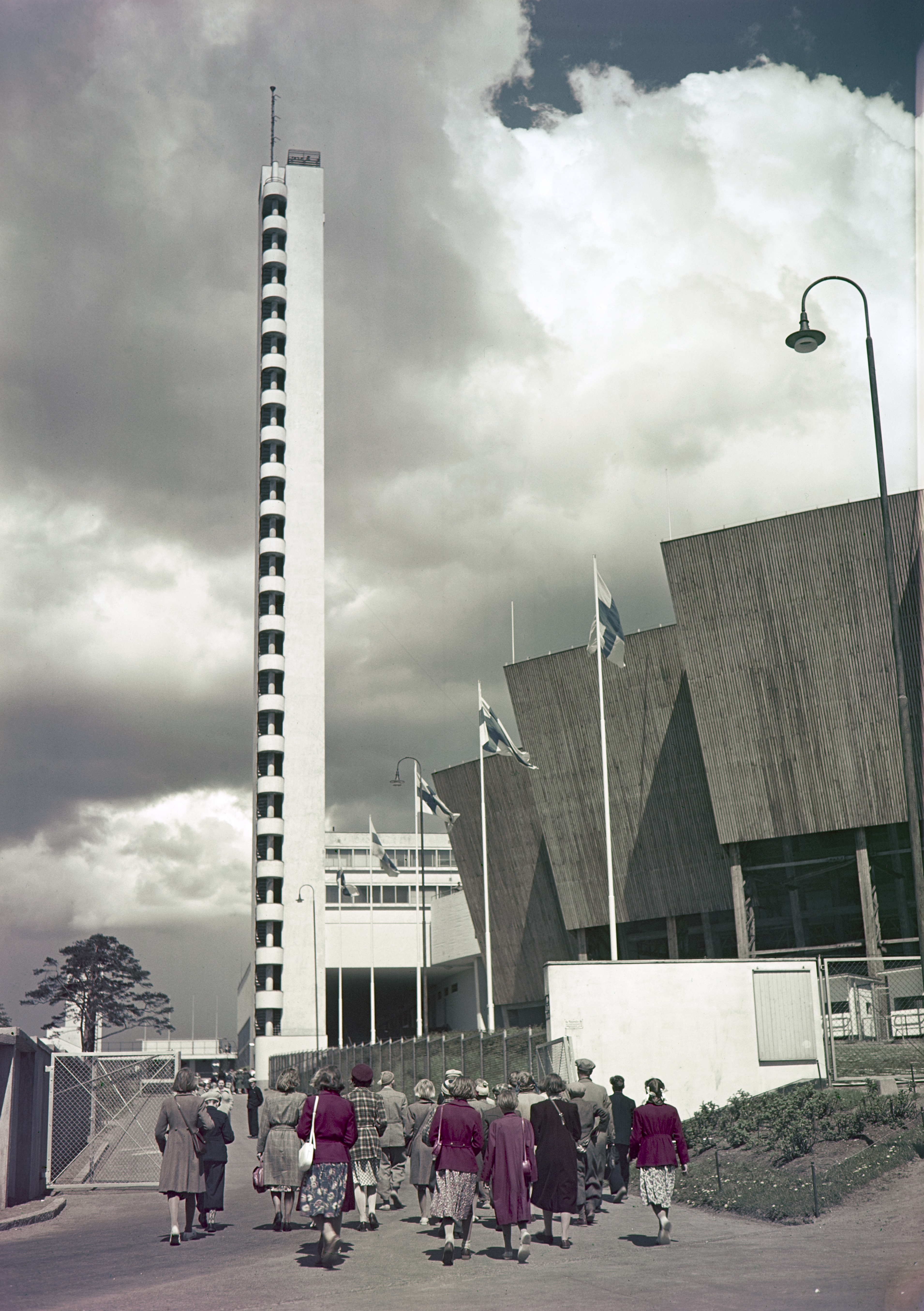 Ryhmä ihmisiä menossa Olympiastadionin torniin.