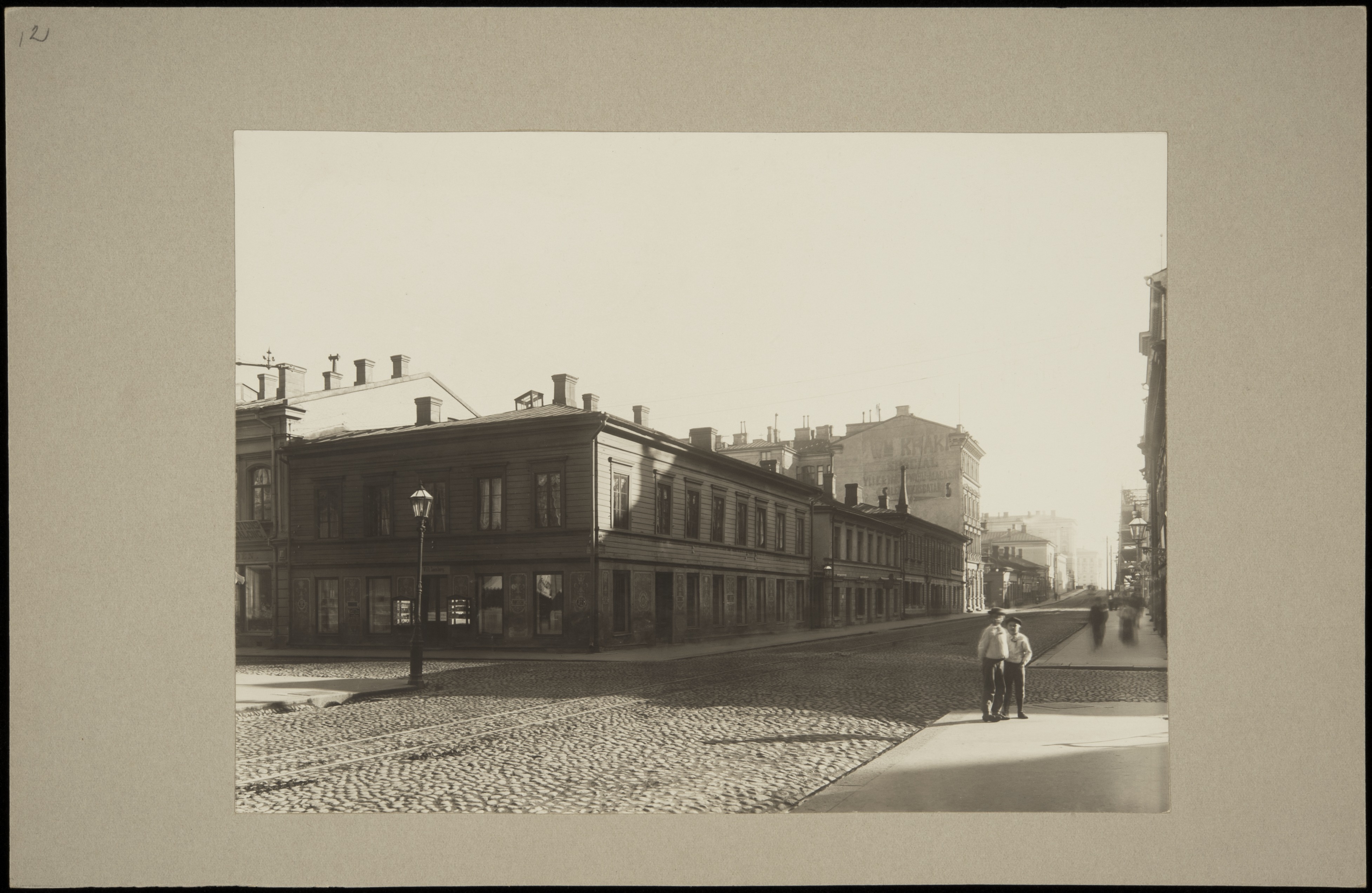 Näkymä Aleksanterinkadun ja Mikonkadun risteyksestä itään, kadun vasemmalla puolella Aleksanterinkatu 13 (- Mikonkatu 5, omistaja J. F. Lindqvist), 11, 9.