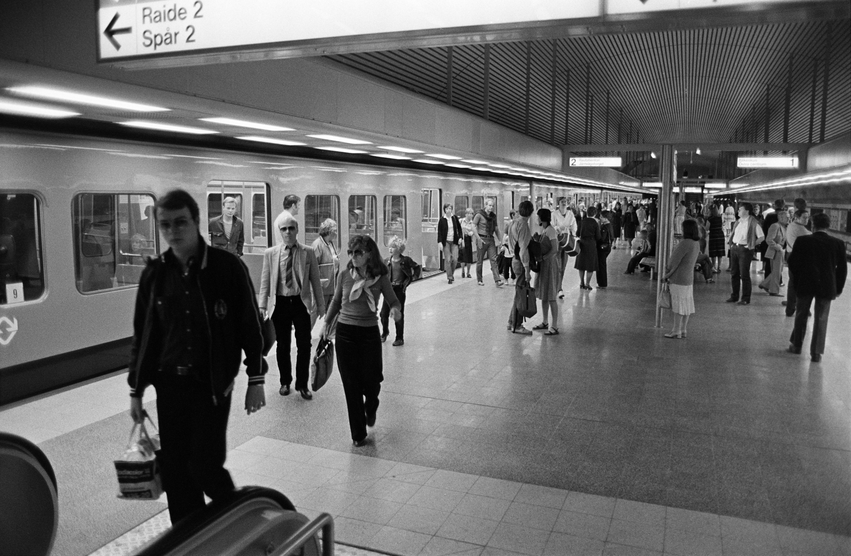 Matkustajia poistumassa metrojunasta Hakaniemen metroasemalla.