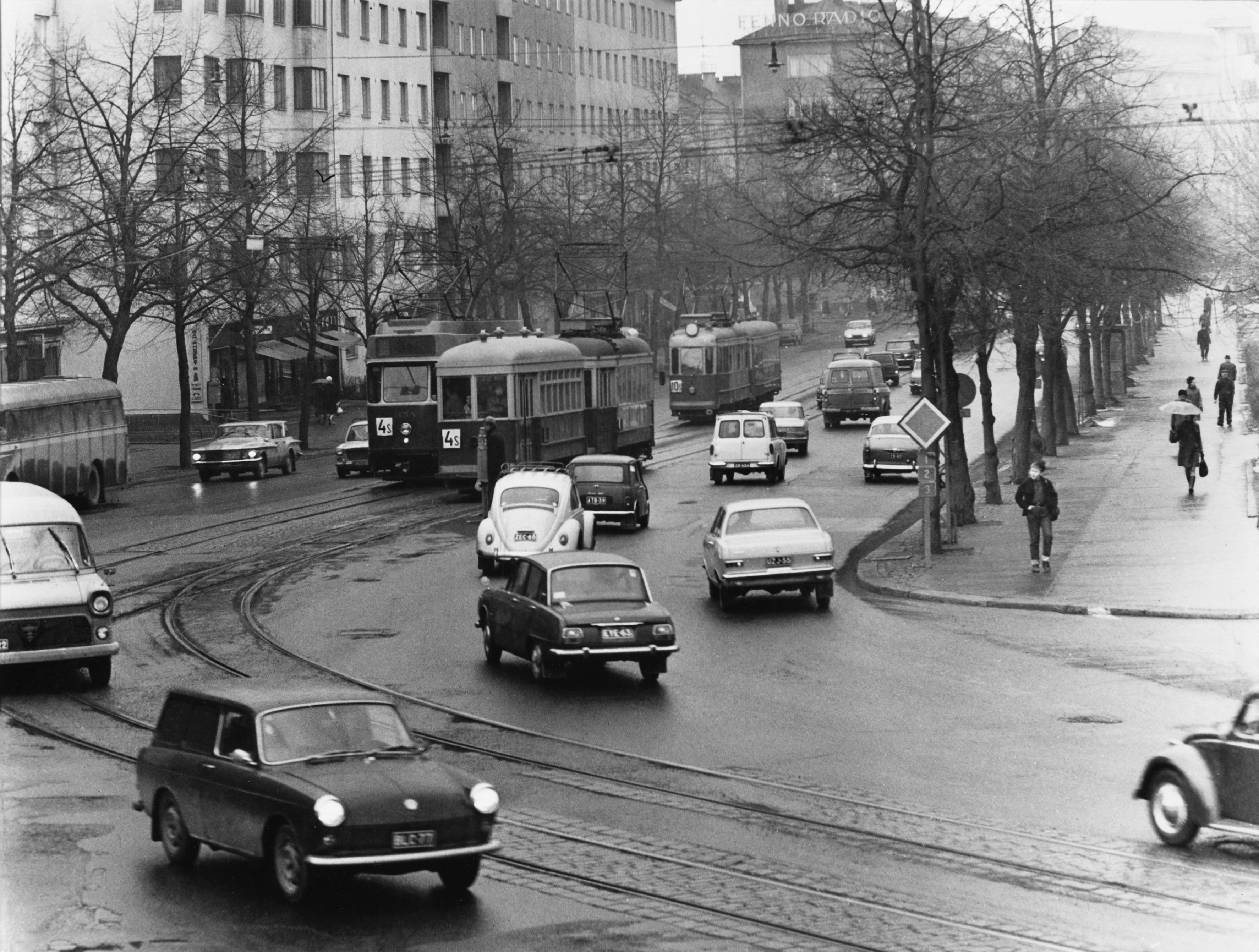 Liikennettä Töölöntullin kohdalla Tukholmankadun ja Mannerheimintien risteyksessä.