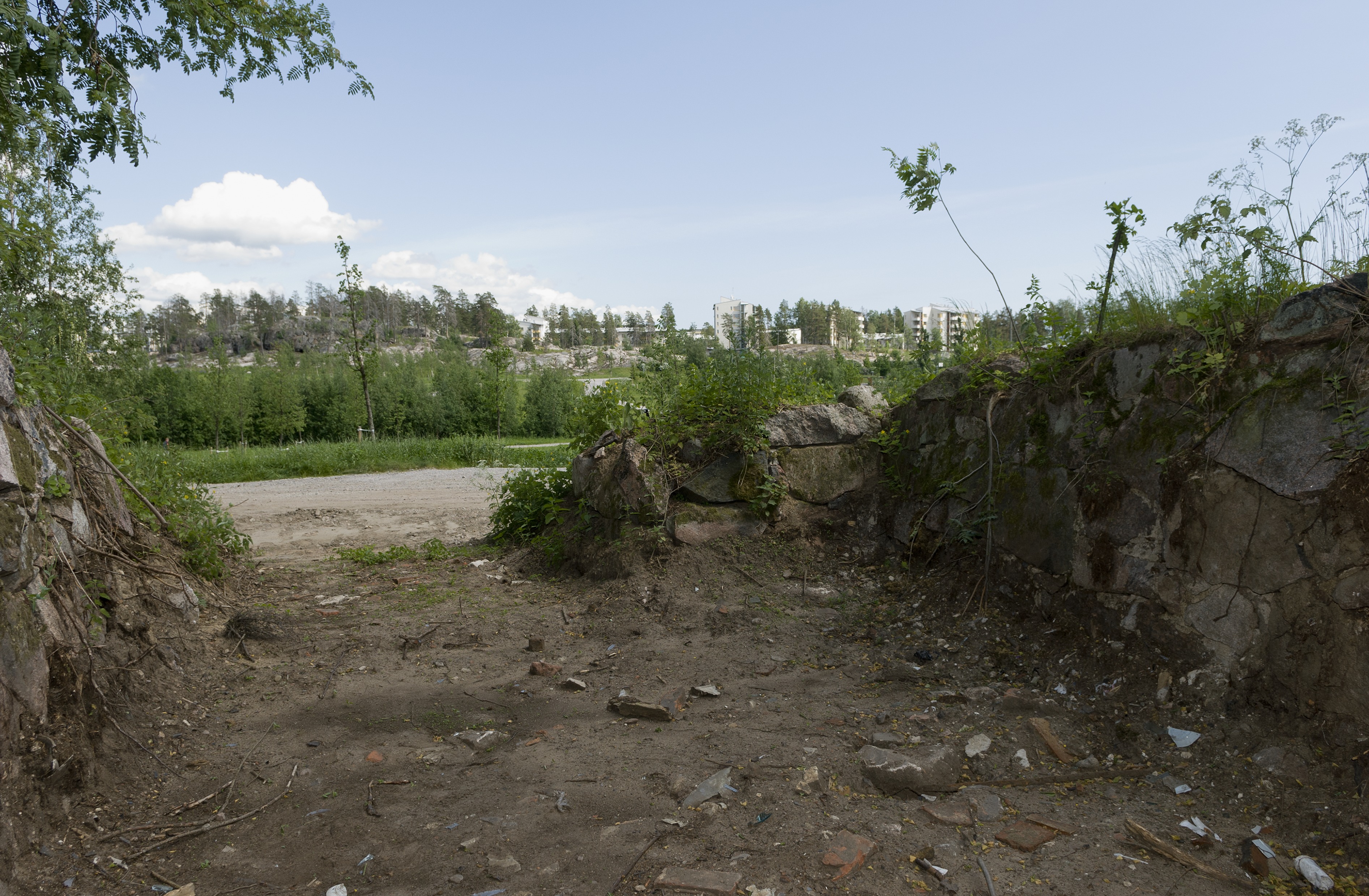 Paukkulanpuistossa sijaitsevat rakenteet, kauempana näkyy Kivikon asuinaluetta. Puiston alueella on sijainnut puolustusvoimien rakentama Malmin ampumarata, joka valmistui vuonna 1937 Helsingissä järjestettyihin ammunnan MM-kisoihin, ja suljettiin vuonna 1993.