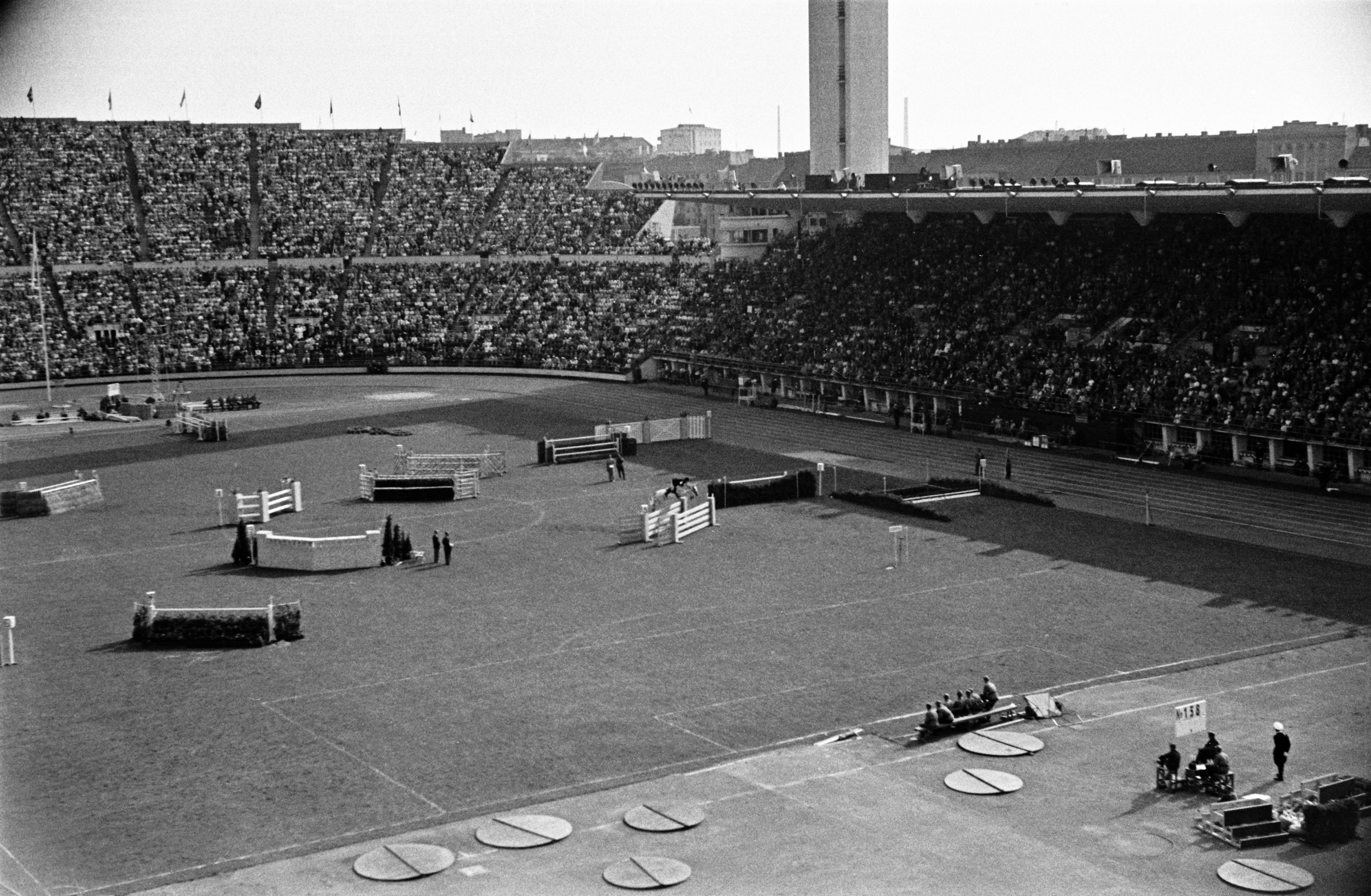 Helsingin olympiakisat 1952, kisojen päätöspäivä. Esteratsastuskilpailu Olympiastadionilla.