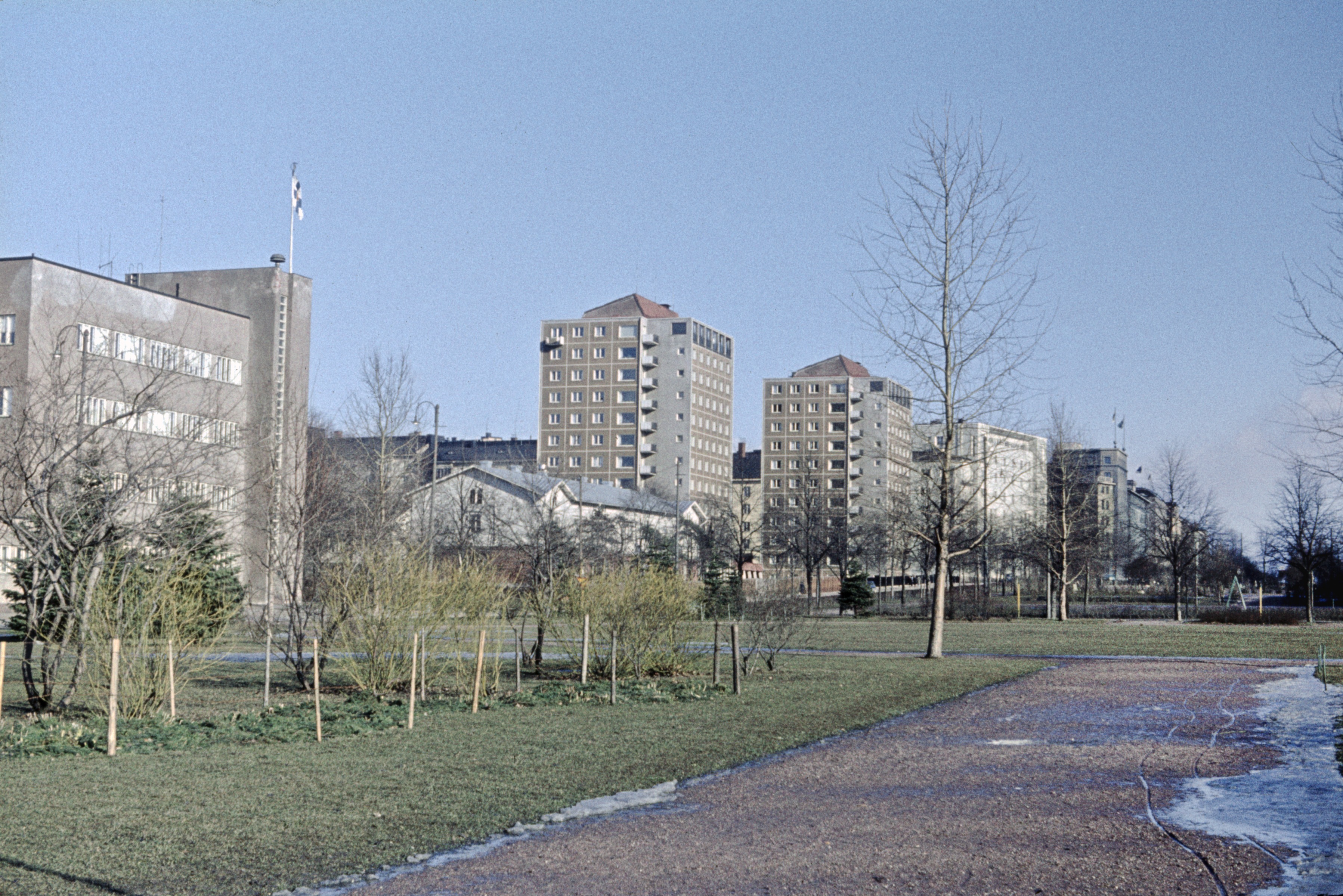 Näkymä Hesperian esplanadia pitkin koilliseen, vasemmalla Autokomppanian kasarmi (Pohjoinen Hesperiankatu 35) sekä Kivelän sairaalan rakennuksia (Pohjoinen Hesperiankatu 27, 25, 23).