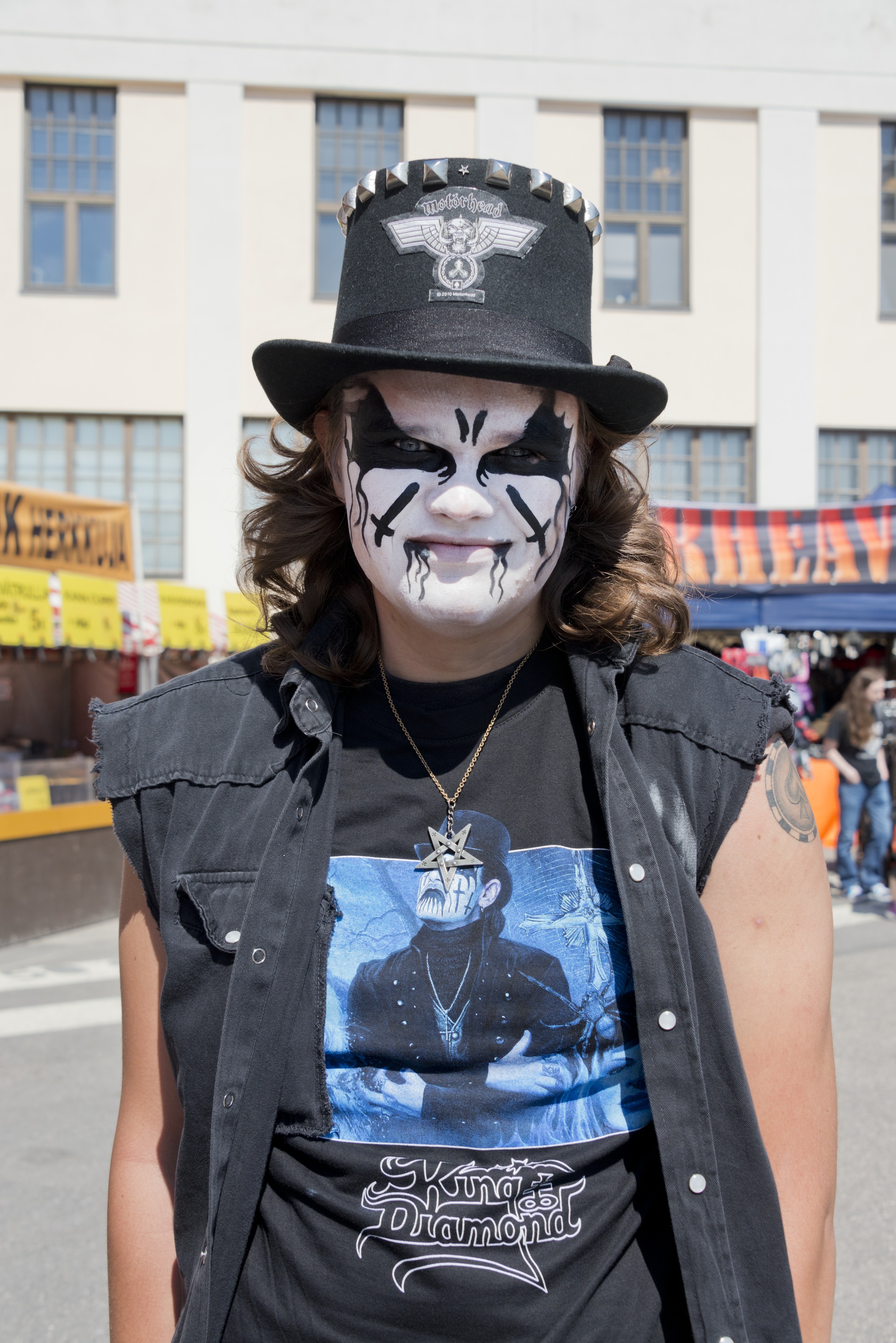 Metallimusiikkifani. Vuoden 2013 Tuska-festivaalin aloituspäivän pääesiintyjä on progressiivista heavy/black metallia esittävä King Diamond. Moni King Diamondia fanittava festivaalikävijä on maalannut kasvoihinsa samankaltaiset maskit kuin hänellä.