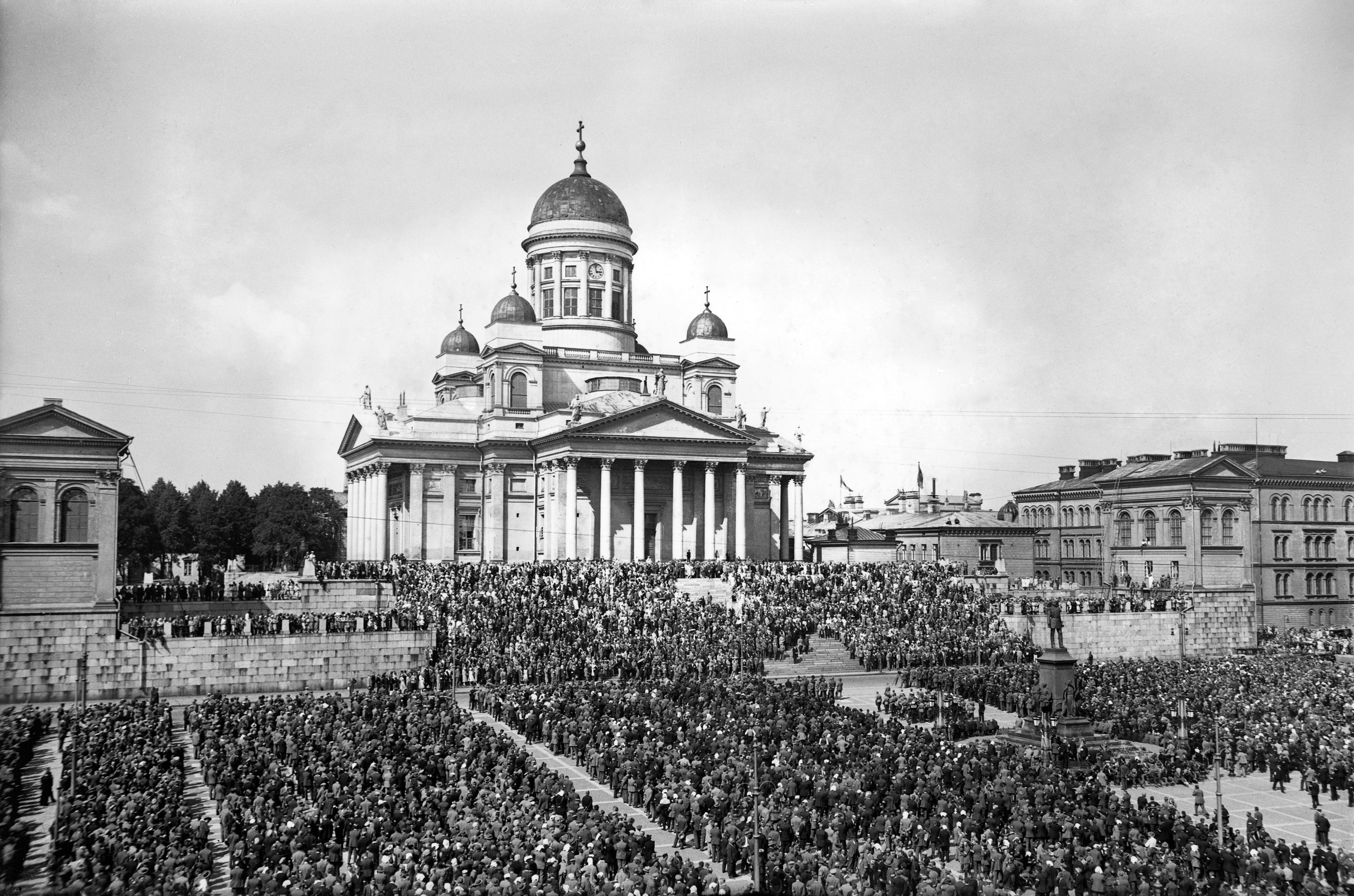 Talonpoikaismarssi v.1930, osanottajia Senaatintorilla.