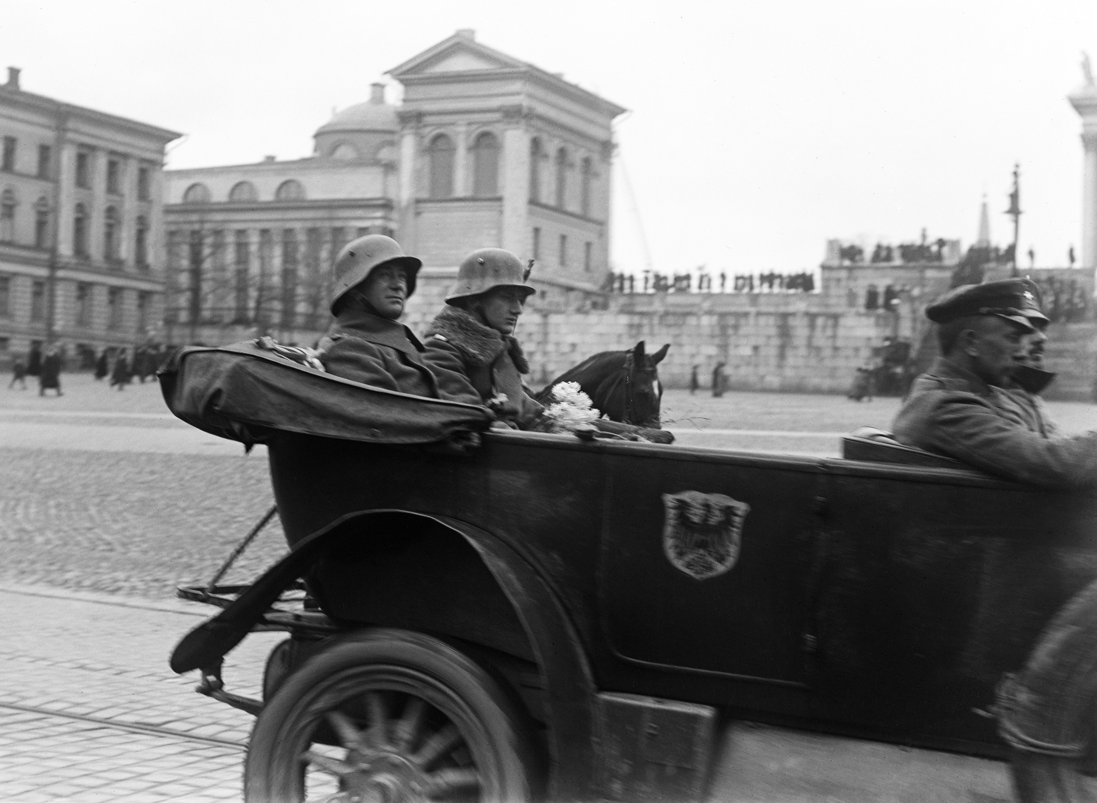 Helsingin valtaus, saksalaisten apujoukkojen paraati Senaatintorilla 14.4.1918. Esikuntaan kuuluvia autossa.