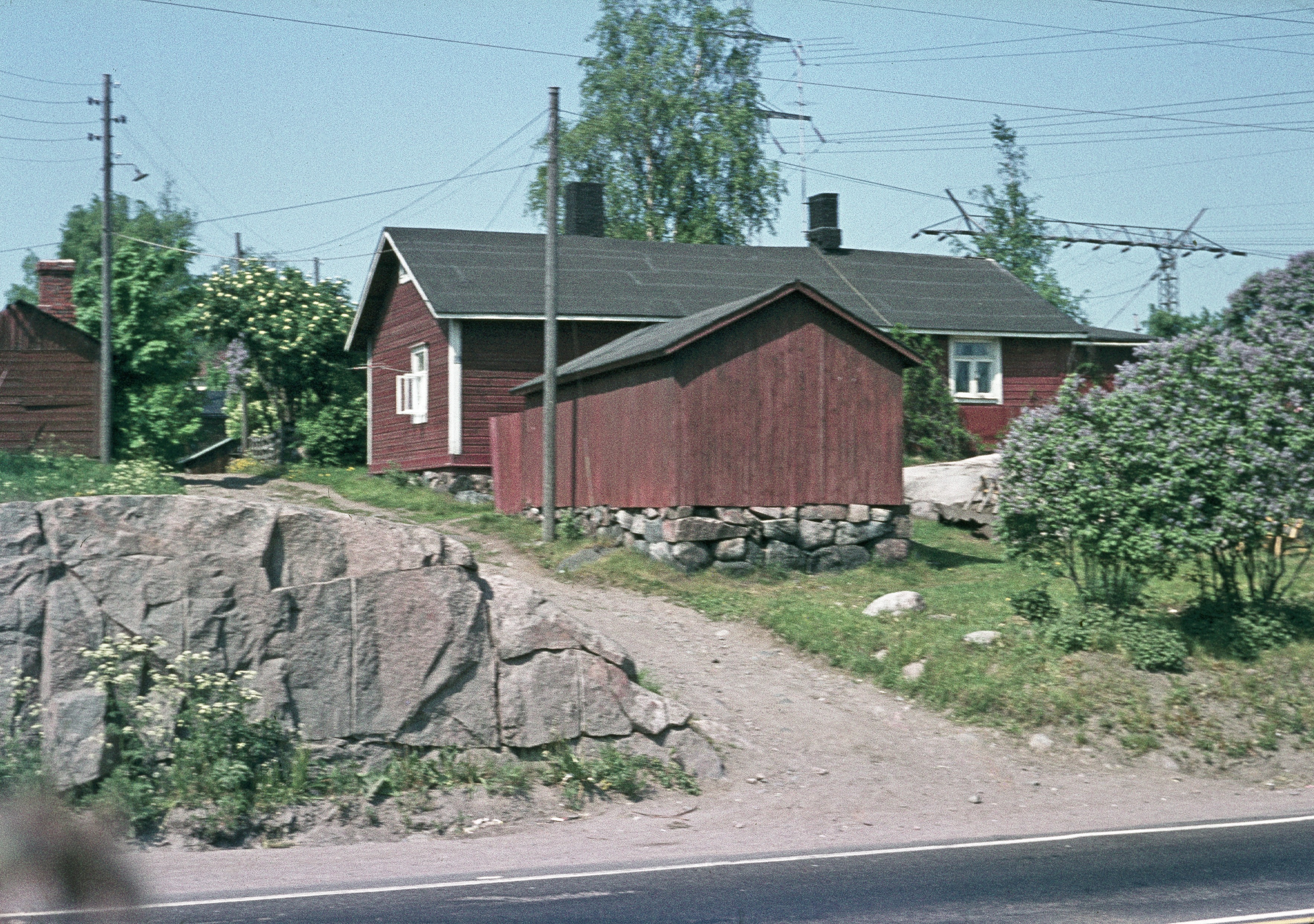Viikintieltä kuvattu puinen asuinrakennus, Kalastajanpolku 1 (kortteli 36035).