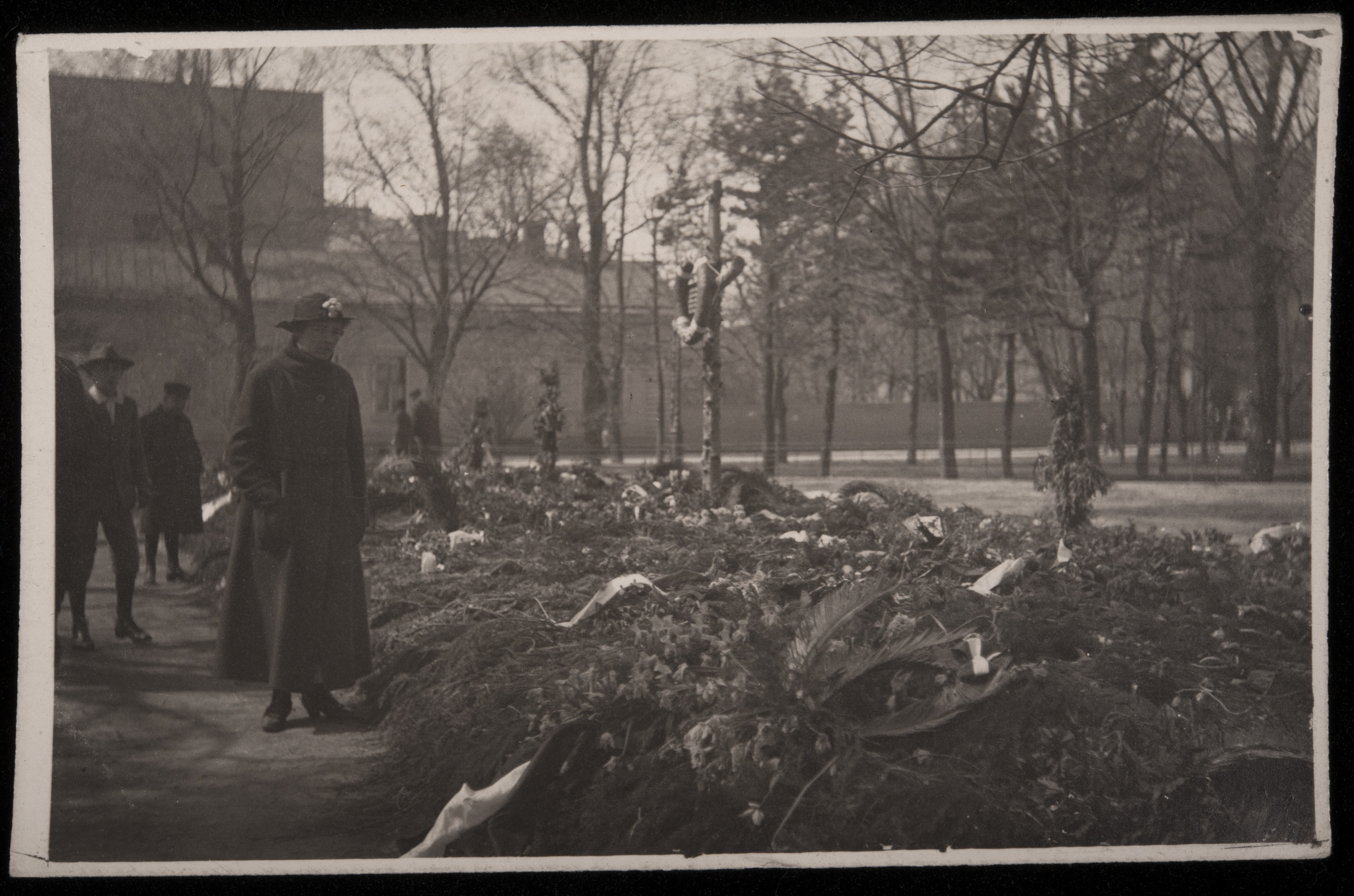 Vanha kirkkopuisto. Helsingin valtauksessa 1918 kaatuneiden mahdollisesti saksalaisten sotilaiden hauta.