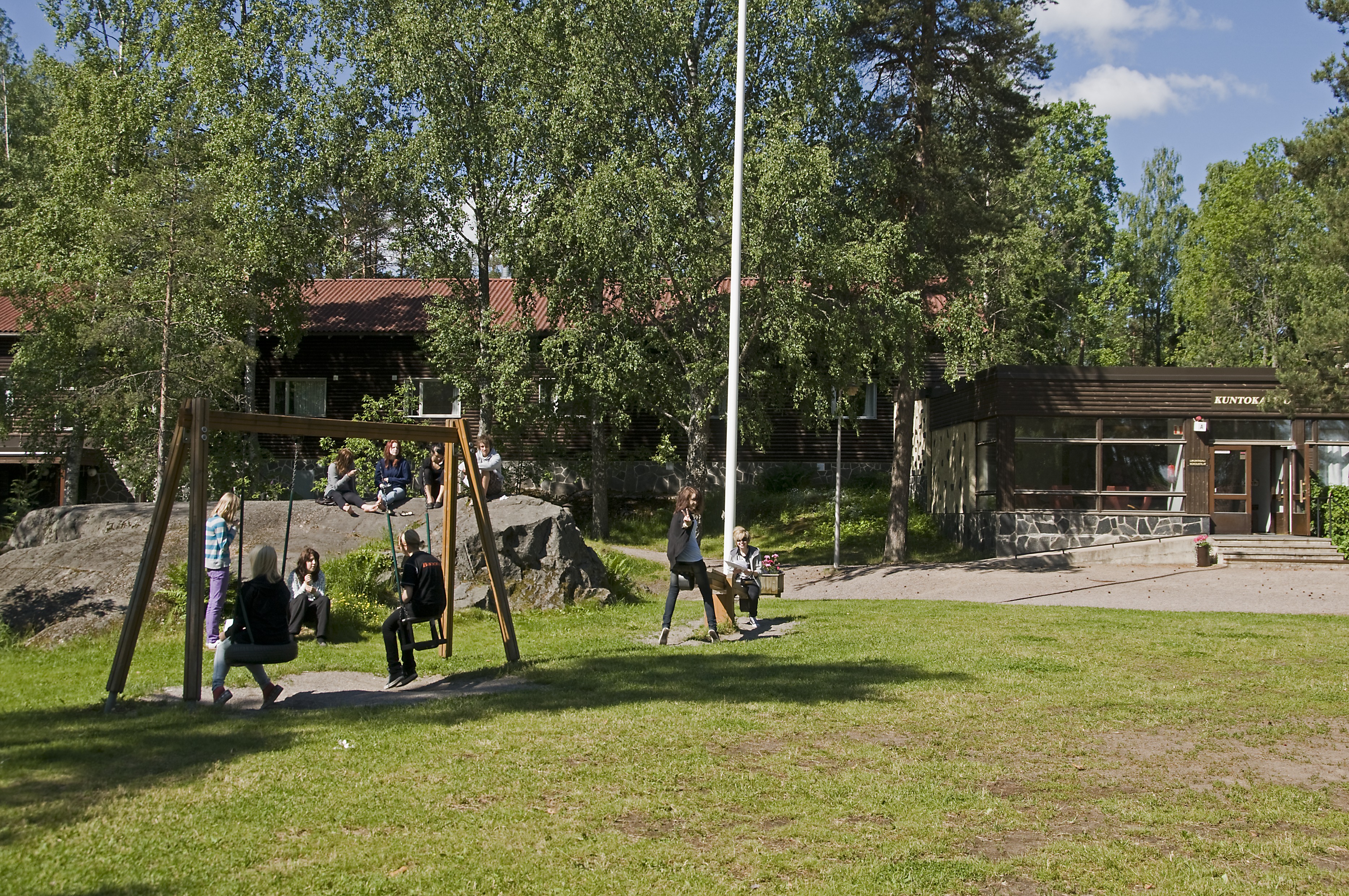 Karhusaari, Kuntokallion kurssikeskus, Kuntokalliontie 6. Päärakenus pihalta päin, oikealla sisäänkäynti.