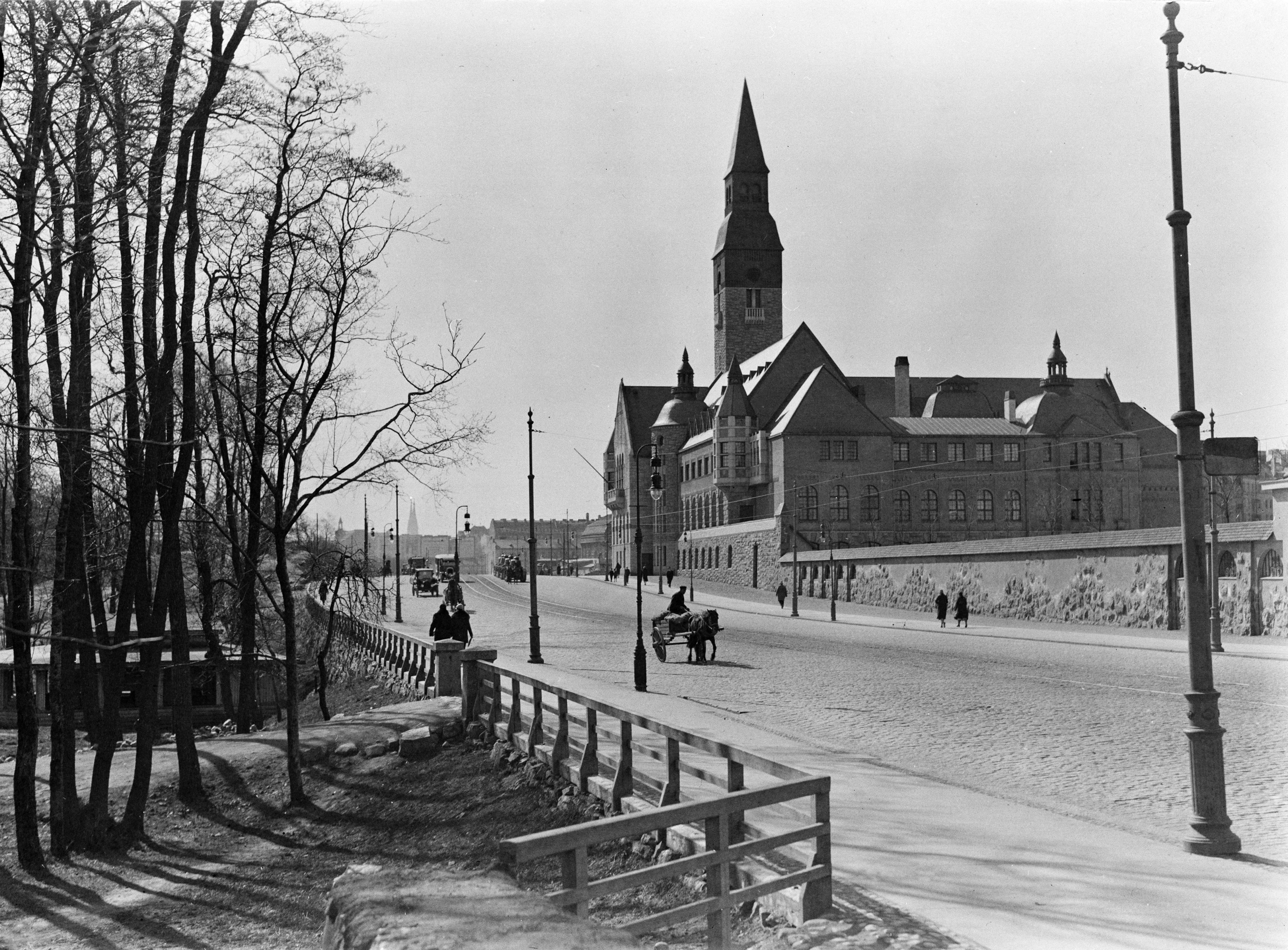 Kansallismuseo, Mannerheimintie 34 (= Turuntie 6) pohjoisesta. Arkkitehdit Gesellius, Lindgren, Saarinen, avattiin 1916. Kuvattu Hakasalmen puistosta.