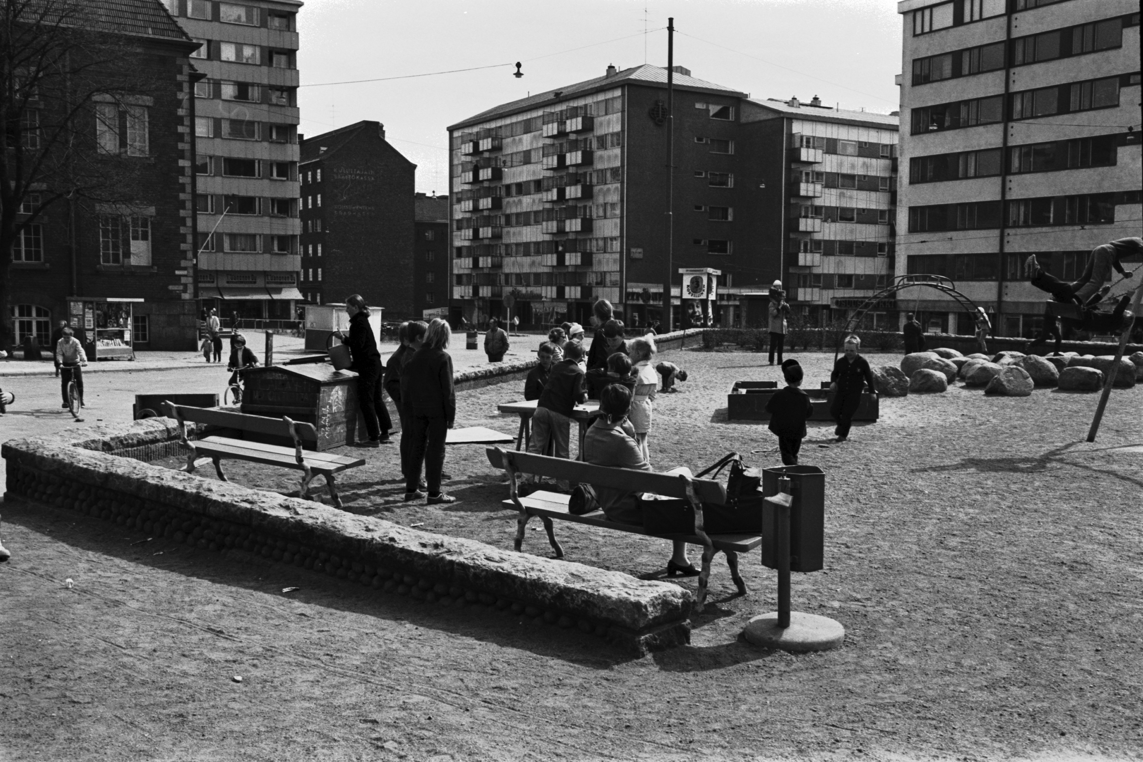 Karhupuisto. Helsingin juhlaviikot. Lapsia Karhupuistossa. Fleminginkatu on suljettu puiston kohdalta ajoneuvoliikenteeltä kaksi viikkoa kestävän puistotapahtuman ajaksi.