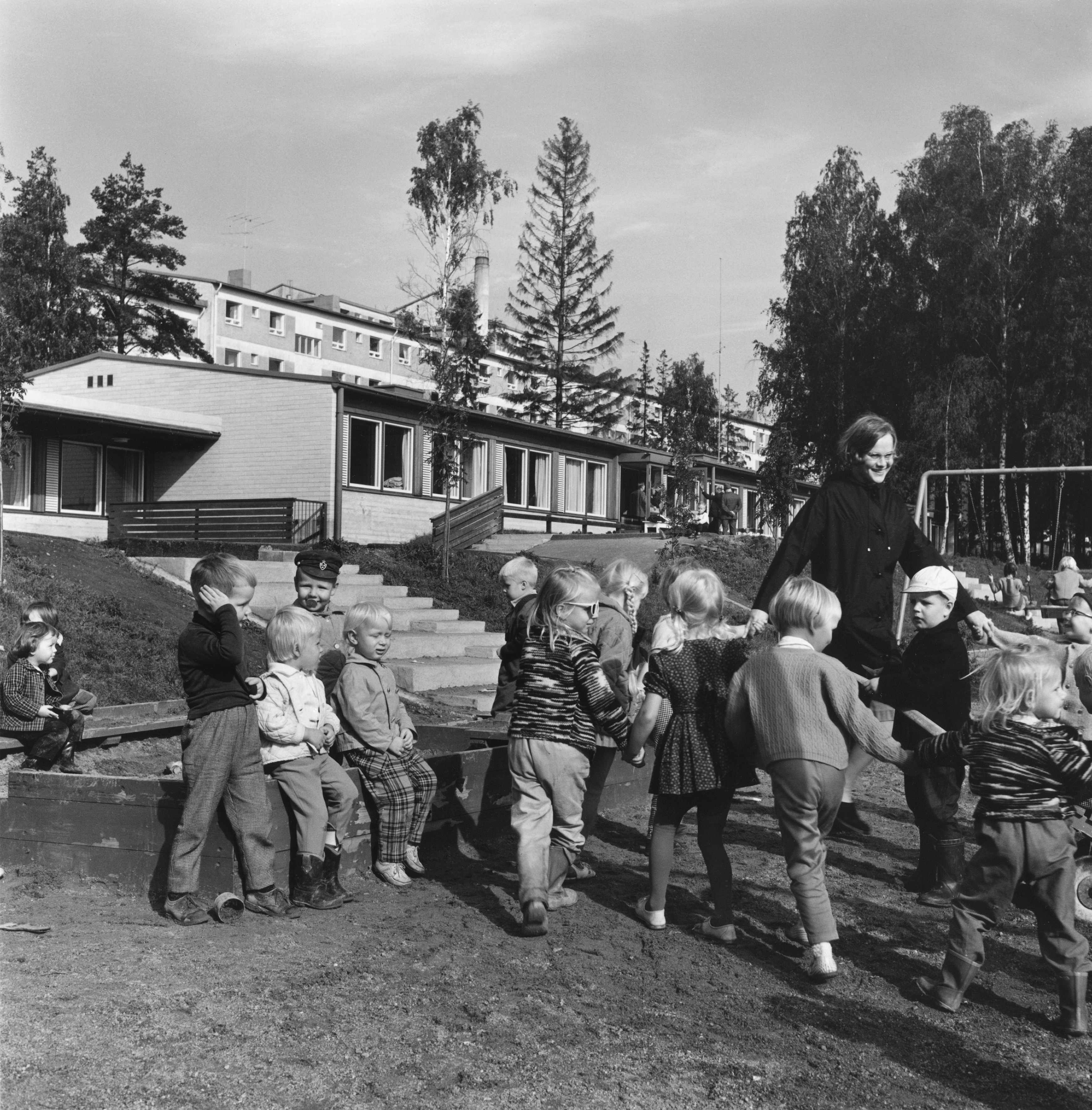 Lapset leikkivät Siilitien lastentarhan pihalla.