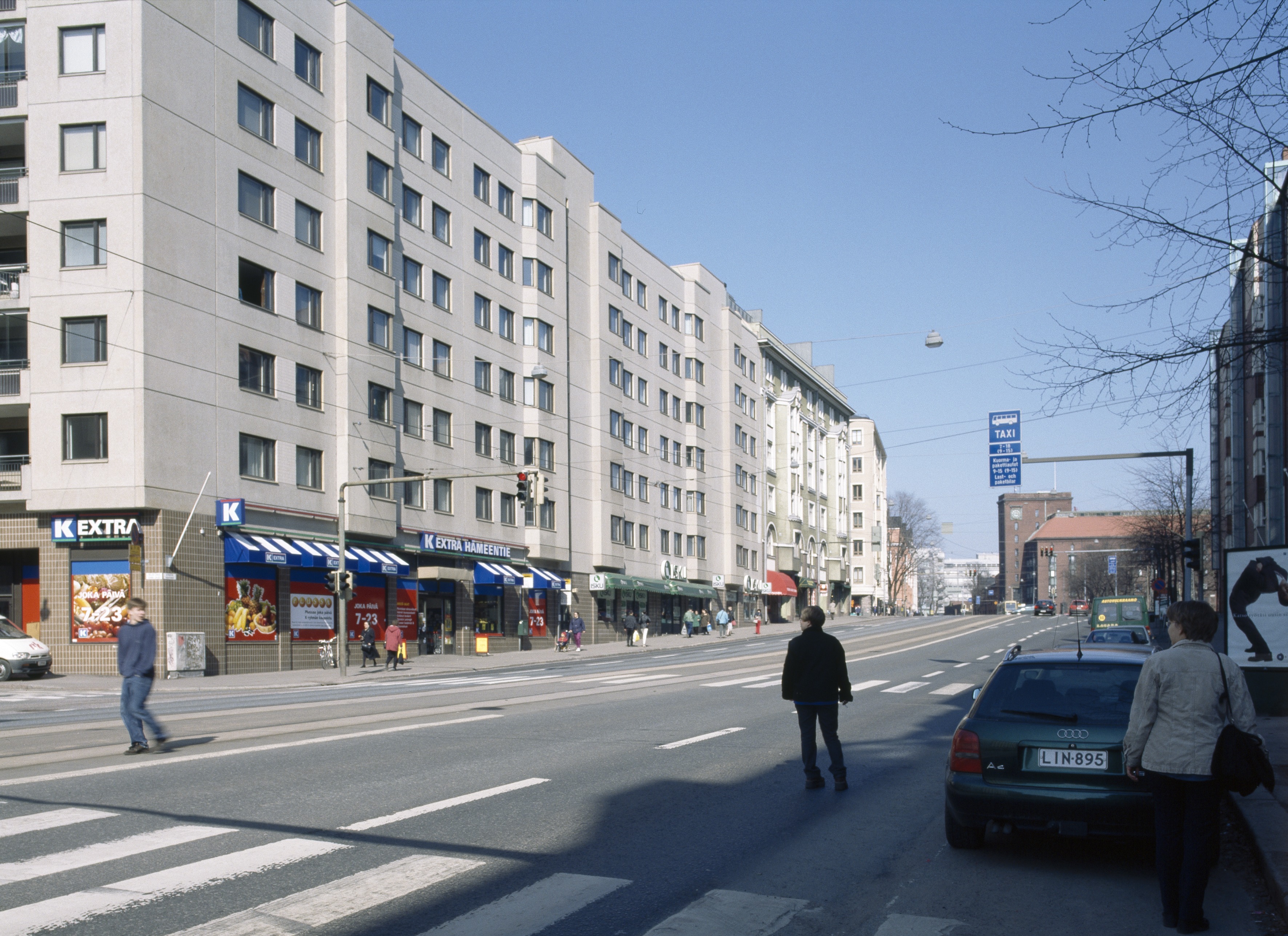 Hämeentie 16, 18, 20. Taustalla Hämeentie 11- Kaikukatu 2.