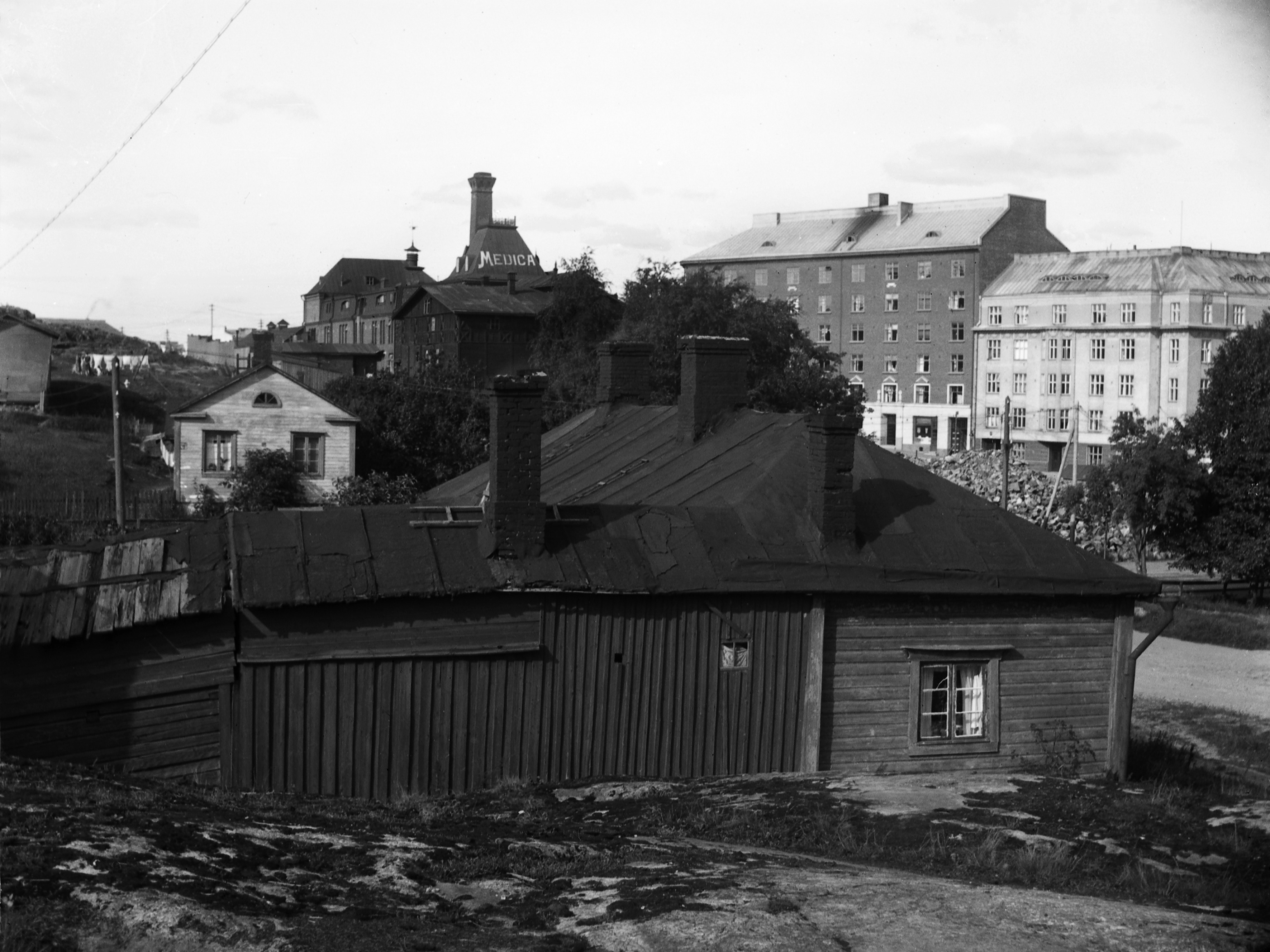 Huvila Berga 5. Creutzinkatu 12 (= Vänrikki Stoolinkatu 12) - Eteläinen Hesperiankatu 8. Taustalla Töölönkatu 17, 19.