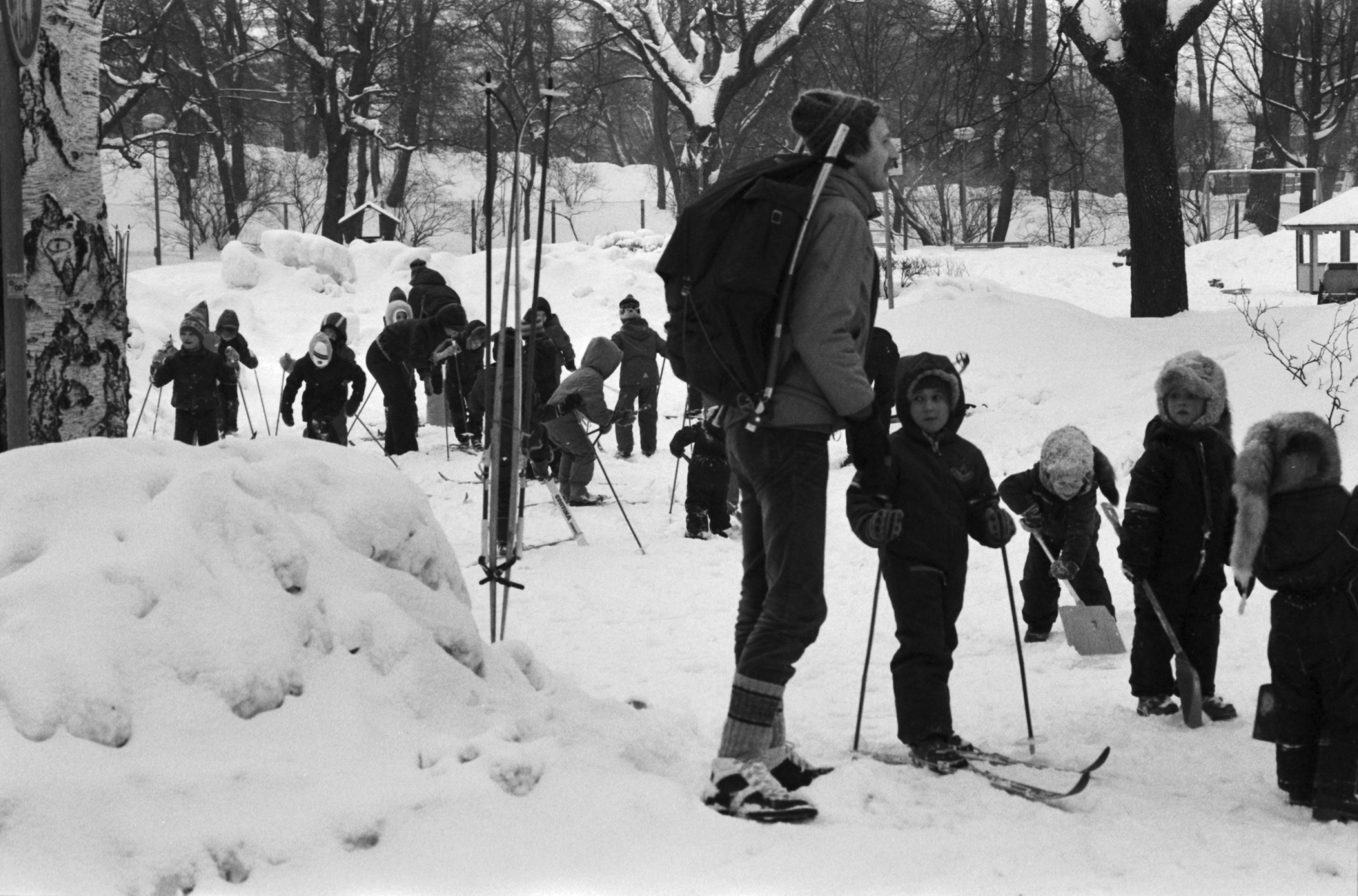 Kaisaniemenpuisto. Vironniemen päiväkodin lapset ja aikuiset lumisessa Kaisaniemenpuistossa valmistautumassa lähtöön hiihtoretkelle.