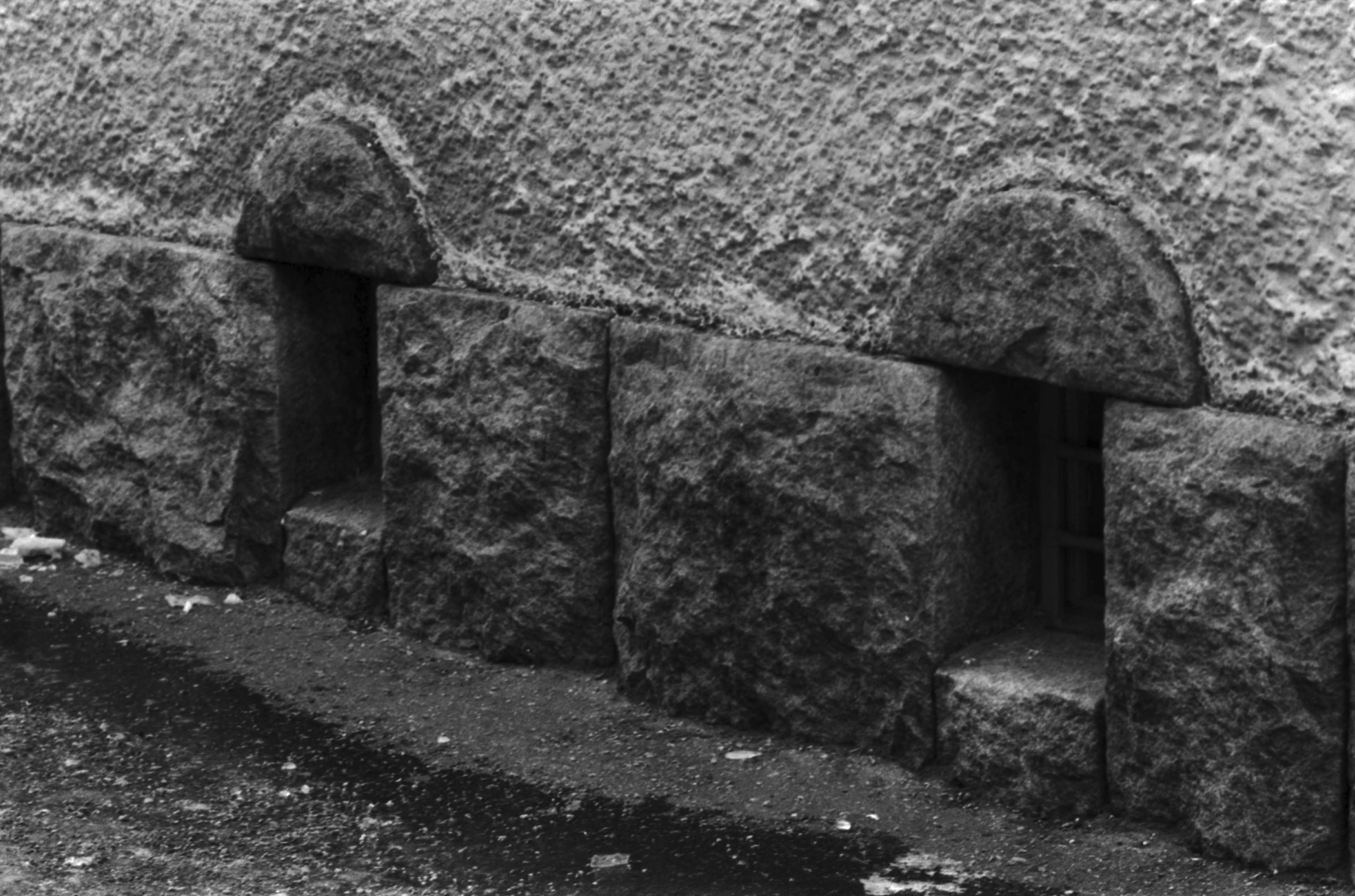 Kristianinkatu 19. Kaksi kellarin ikkunaa Kristianinkatu 19:n kerrostalon kivijalassa.