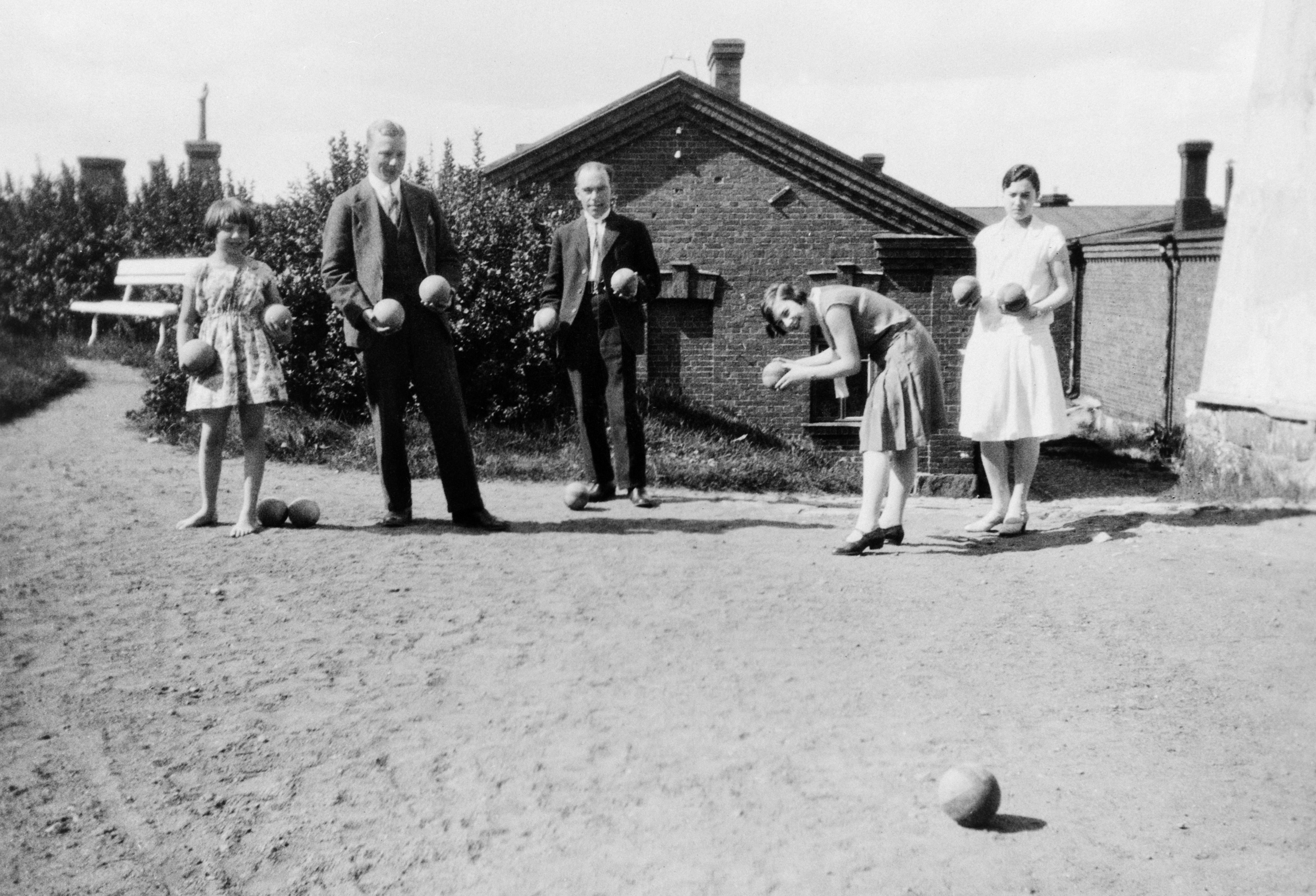 Pallopeliä pelataan Kalliolinnassa. Kalliolinnantie 12 (Itäinen Kaivopuisto 16).