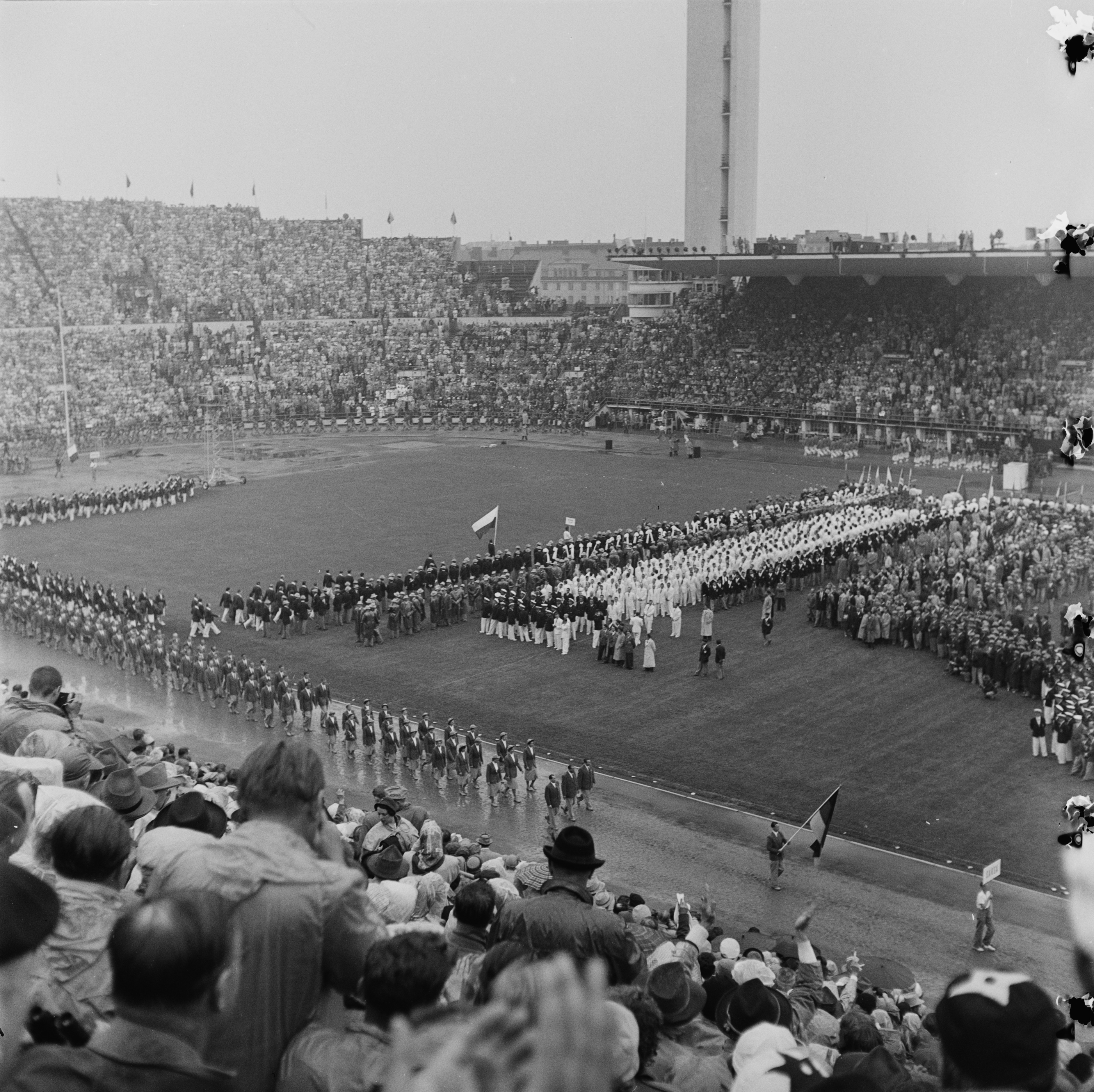 Helsingin olympialaiset 1952. Avajaiset 19.7.  Olympiastadionilla. Saksan joukkue marssii kentälle.