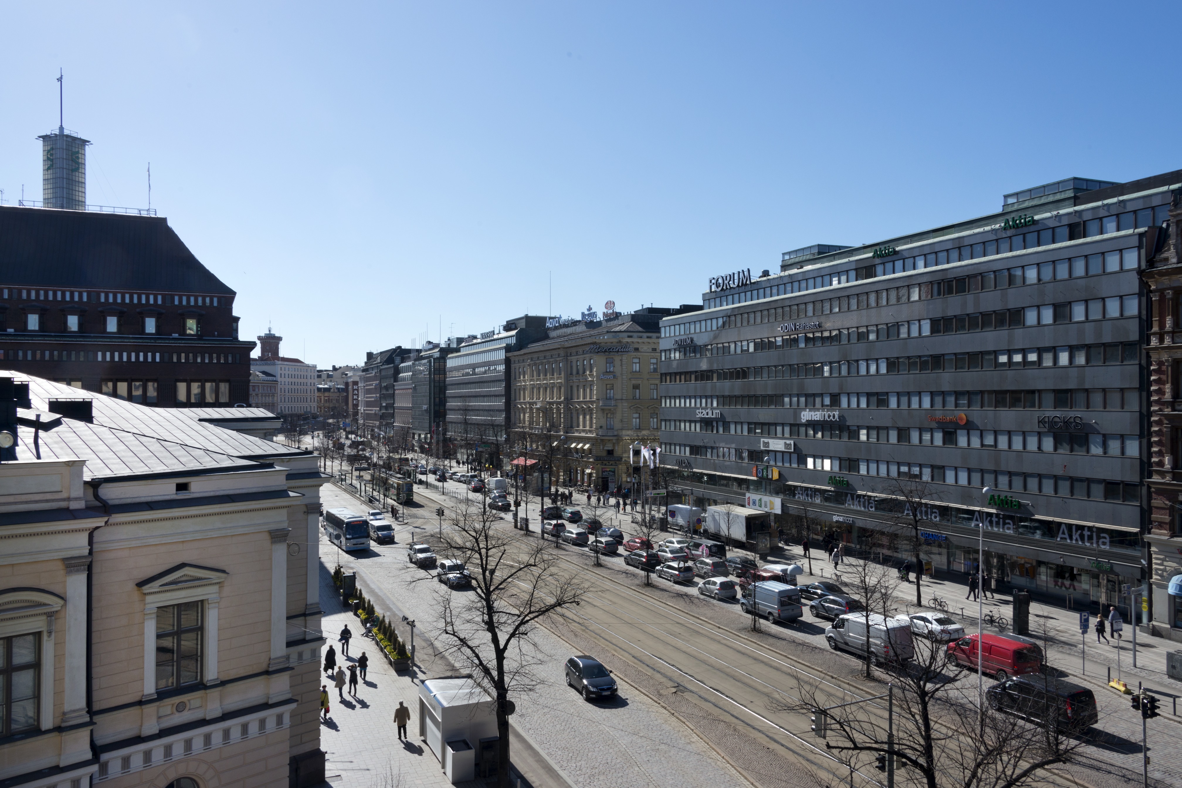 Entinen Helsingfors Sparbank  (Helsingin Säästöpankki), Mannerheimintie 14. Edustalla Vanha ylioppilastalo, Mannerheimintie 3. City-inventointi.