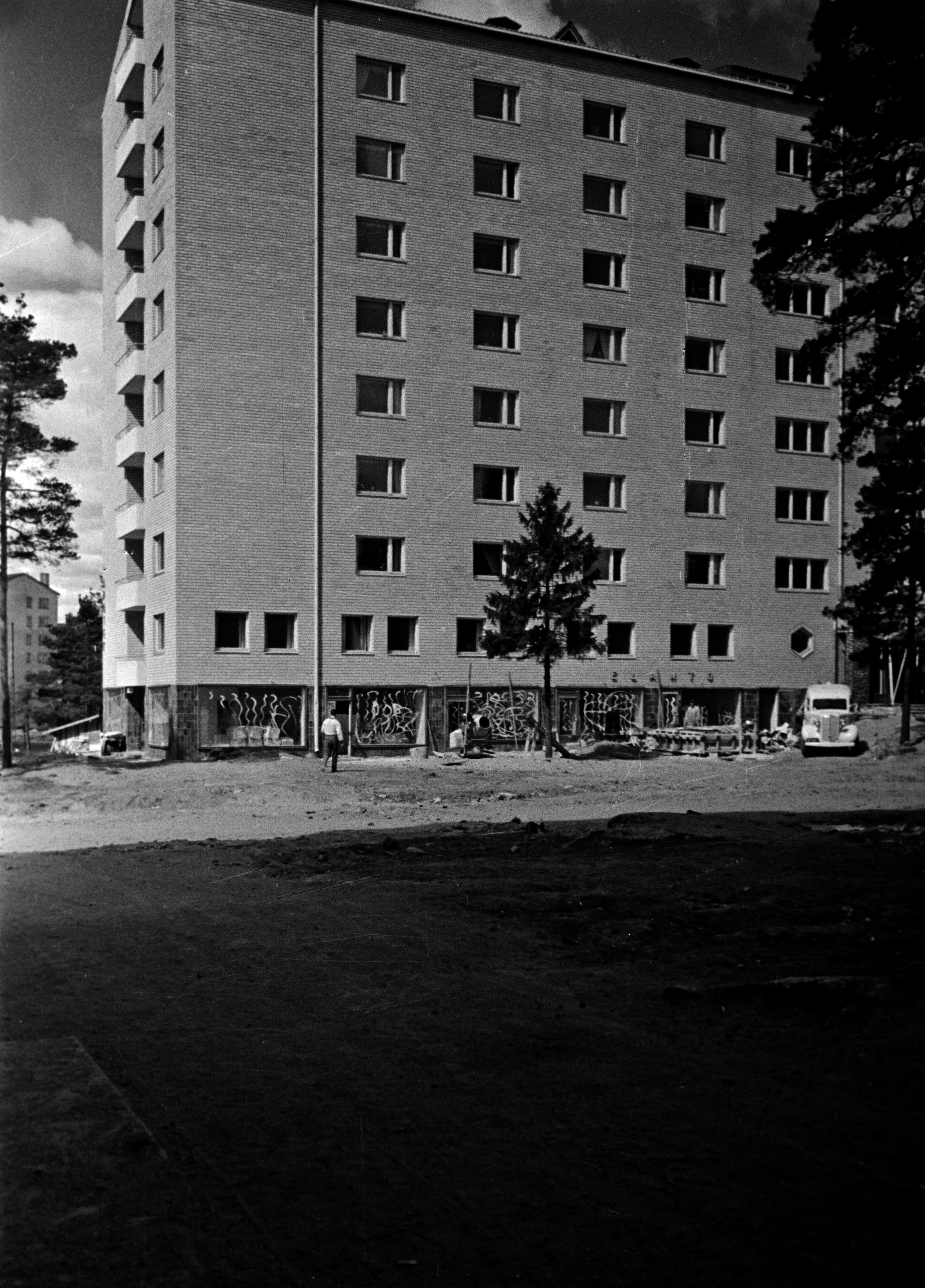 Mannerheimintie 93. Lehtikuusentie 2. Asuntoyhteistalo Oy;n eli Naisten talon rakennustyömaa. Lähes valmis kerrostalo kuvattuna Lehtikuusentieltä.