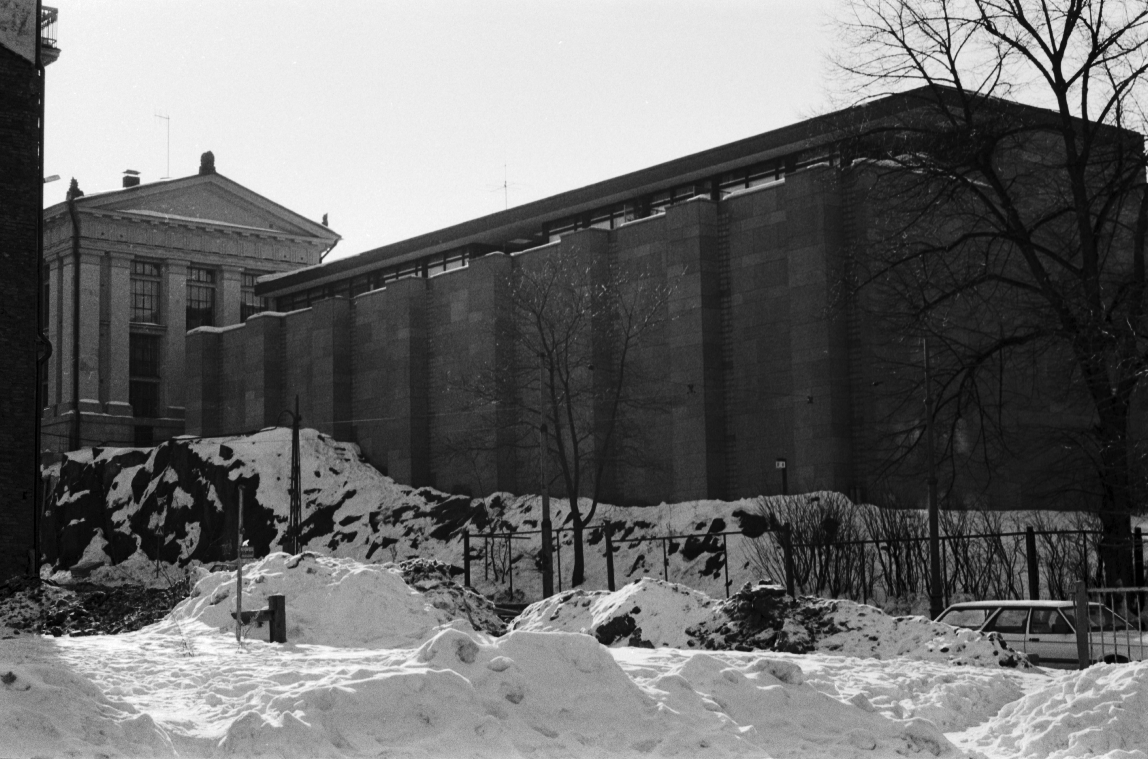Rauhankatu 17. Valtionarkiston (Kansallisarkisto) vuonna 1972 valmistunut lisärakennus Rauhankadulla. Näkymä Snellmaninkatu 19:n puretun talon lumiselta tontilta lounaaseen.