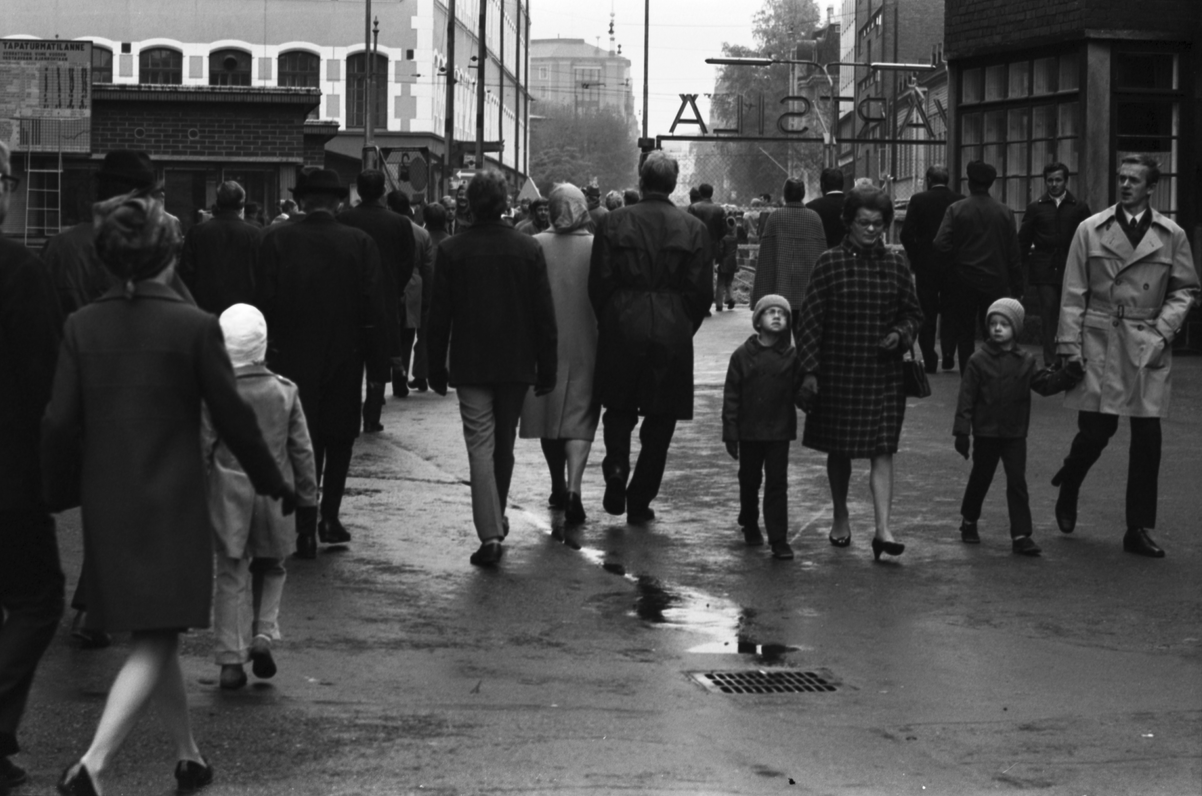 Telakkakatu 6. Ihmisiä perhekunnittain tulossa ja menossa portista Oy Wärtsilä Ab:n telakalla vierailupäivänä. Näkymä itään, Tehtaankadun suuntaan.