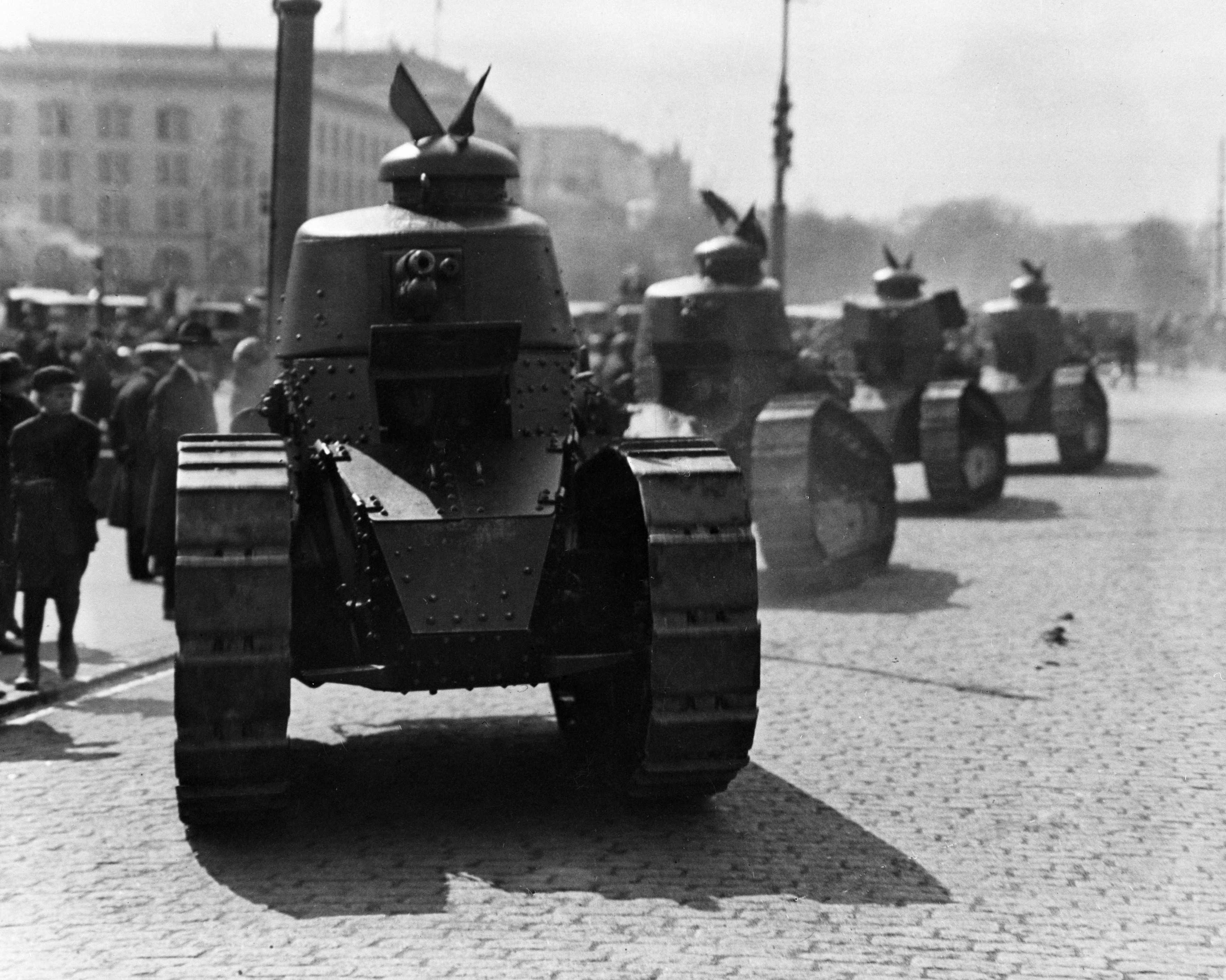 Panssarivaunut paraatissa Presidentinlinnan edustalla Pohjoisesplanadilla vuonna 1925.