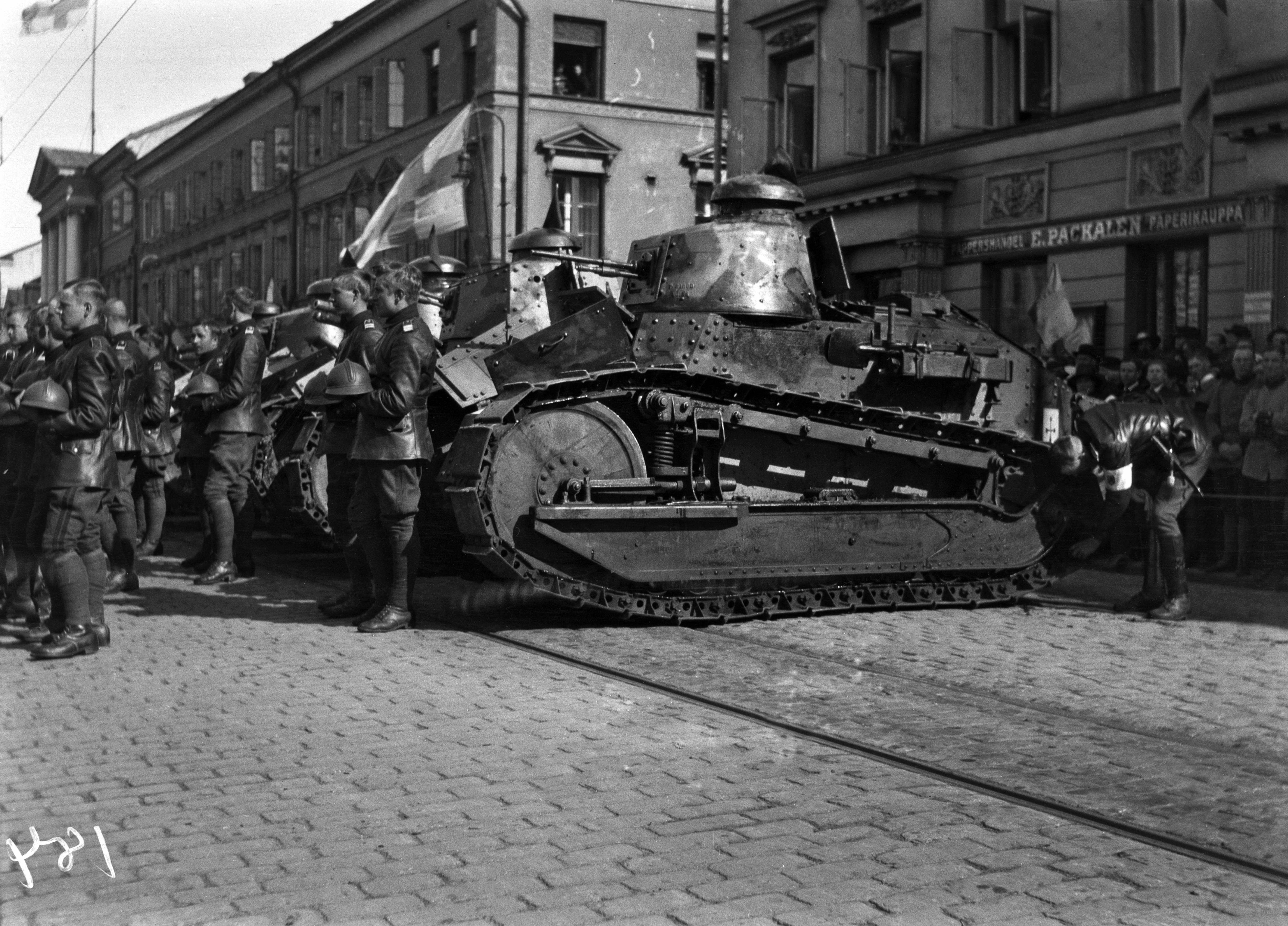 Suomen ensimmäiset panssarivaunut, mallia Renault FT-17, Puolustusvoimien vuosipäivän paraatissa Senaatintorilla 16.5.1920.