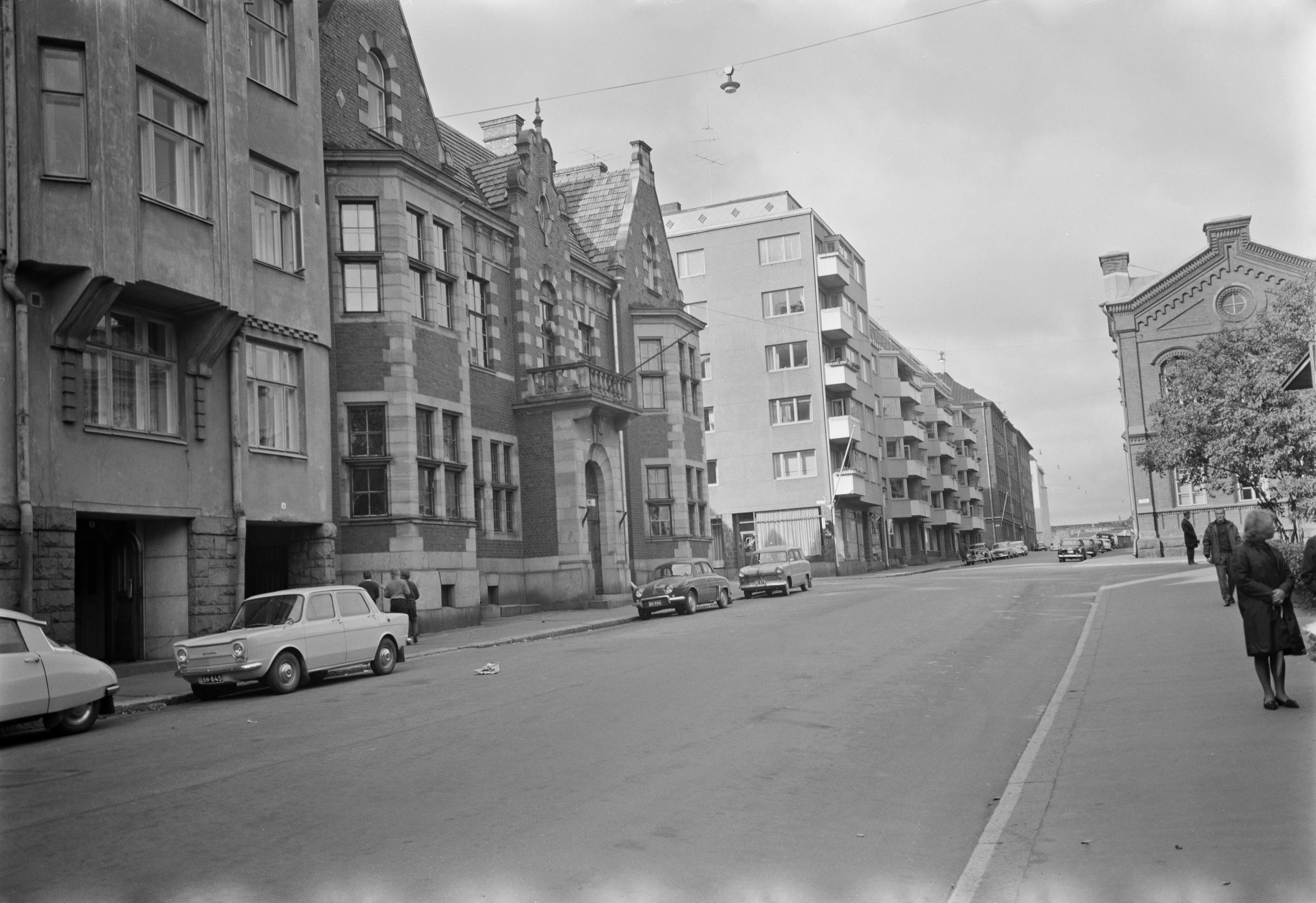 Näkymä Maurinkatua pitkin pohjoiseen kohti Maurinkadun ja Liisankadun risteystä, oikealla Liisanpuistikko.