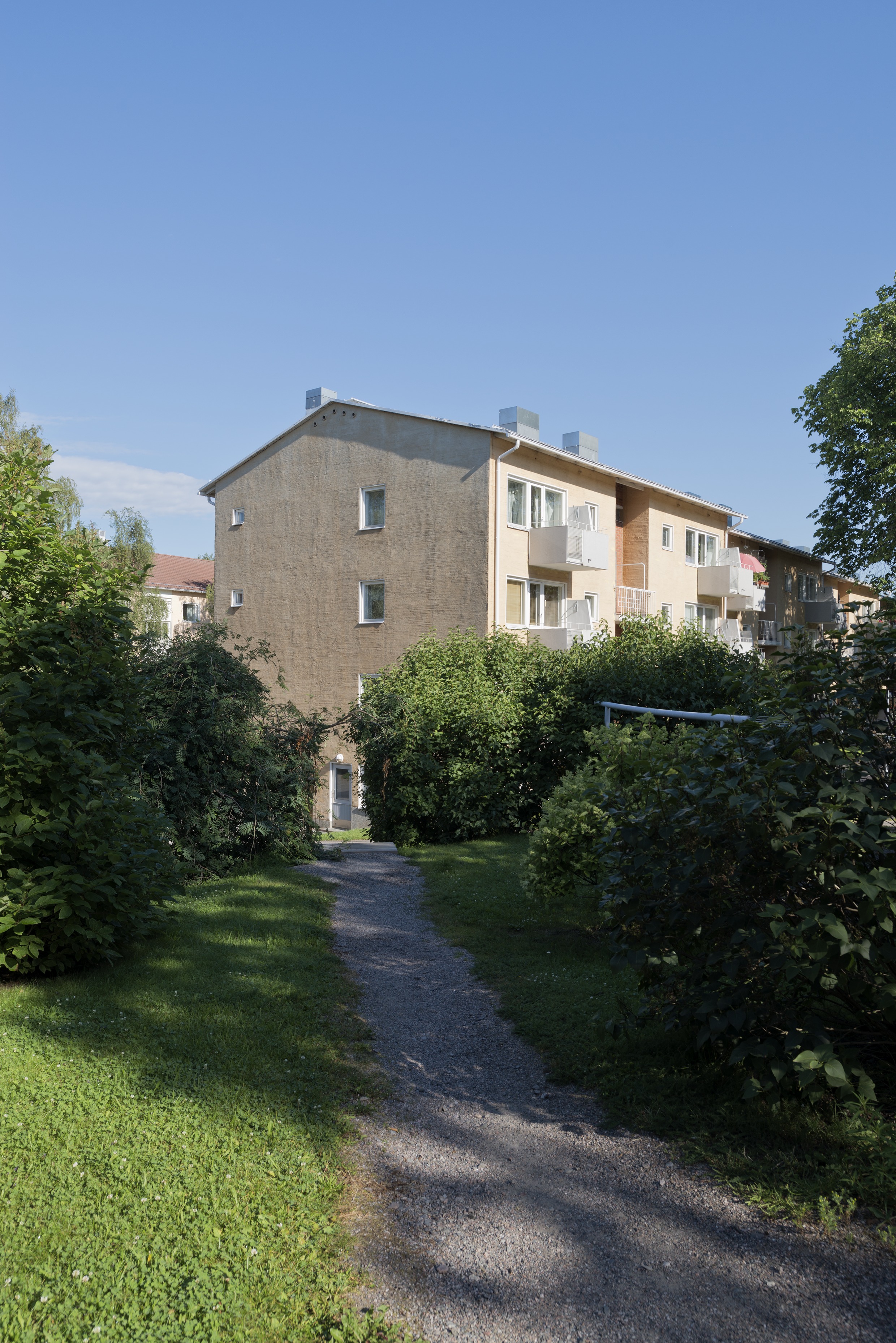 1950 -luvun lähiöarkkitehtuuria Maunulan Sahanmäessä, kerrostalomiljöö, Rajametsäntie 33. Hilding Ekelundin suunnittelema asuinalue on maisemallisesti ja rakennustaiteellisesti merkittävä kokonaisuus.