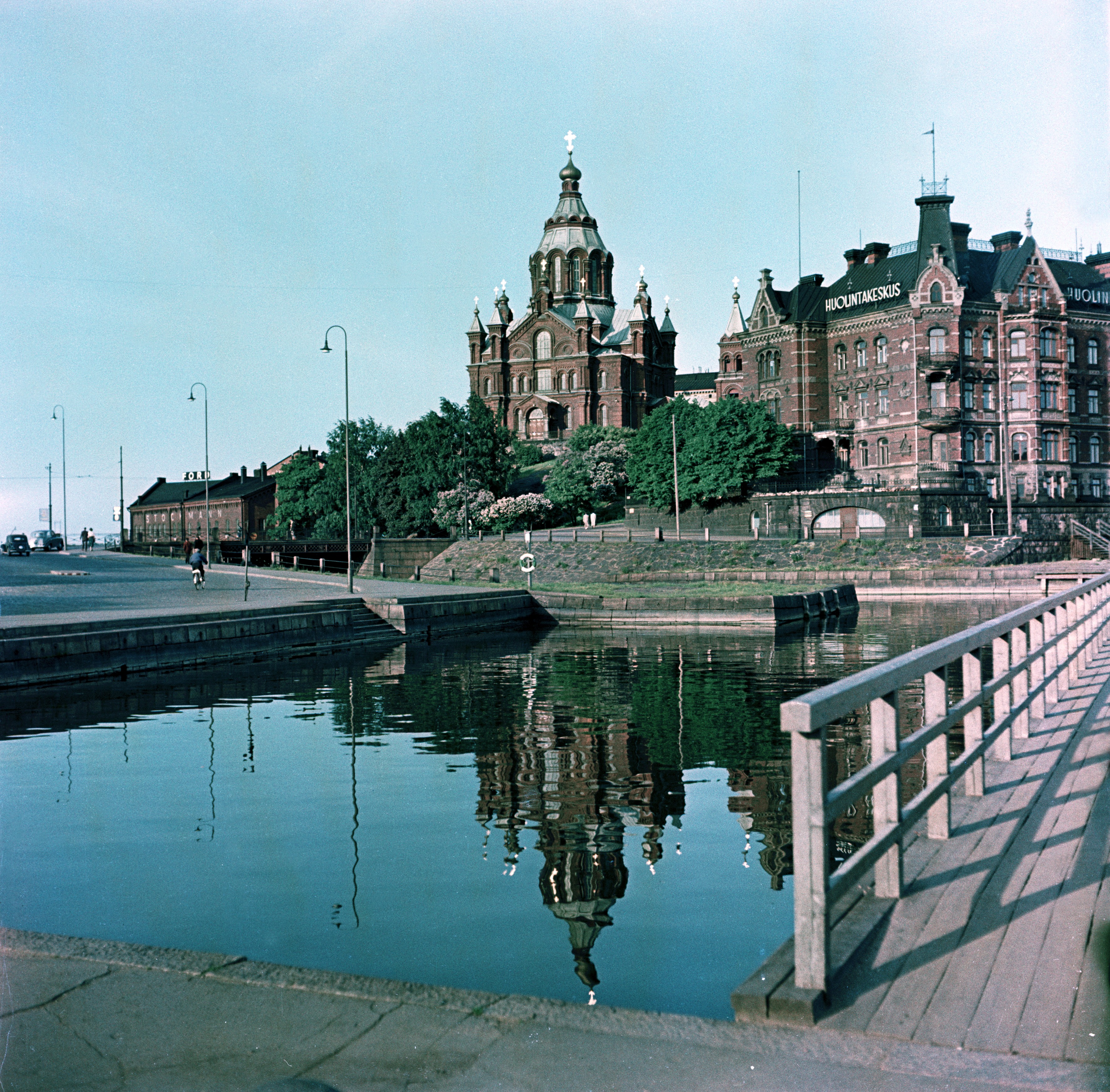 Uspenskin katedraali ja Norrmenin talo, Kanavakatu 2, jossa toimi Huolintakeskus