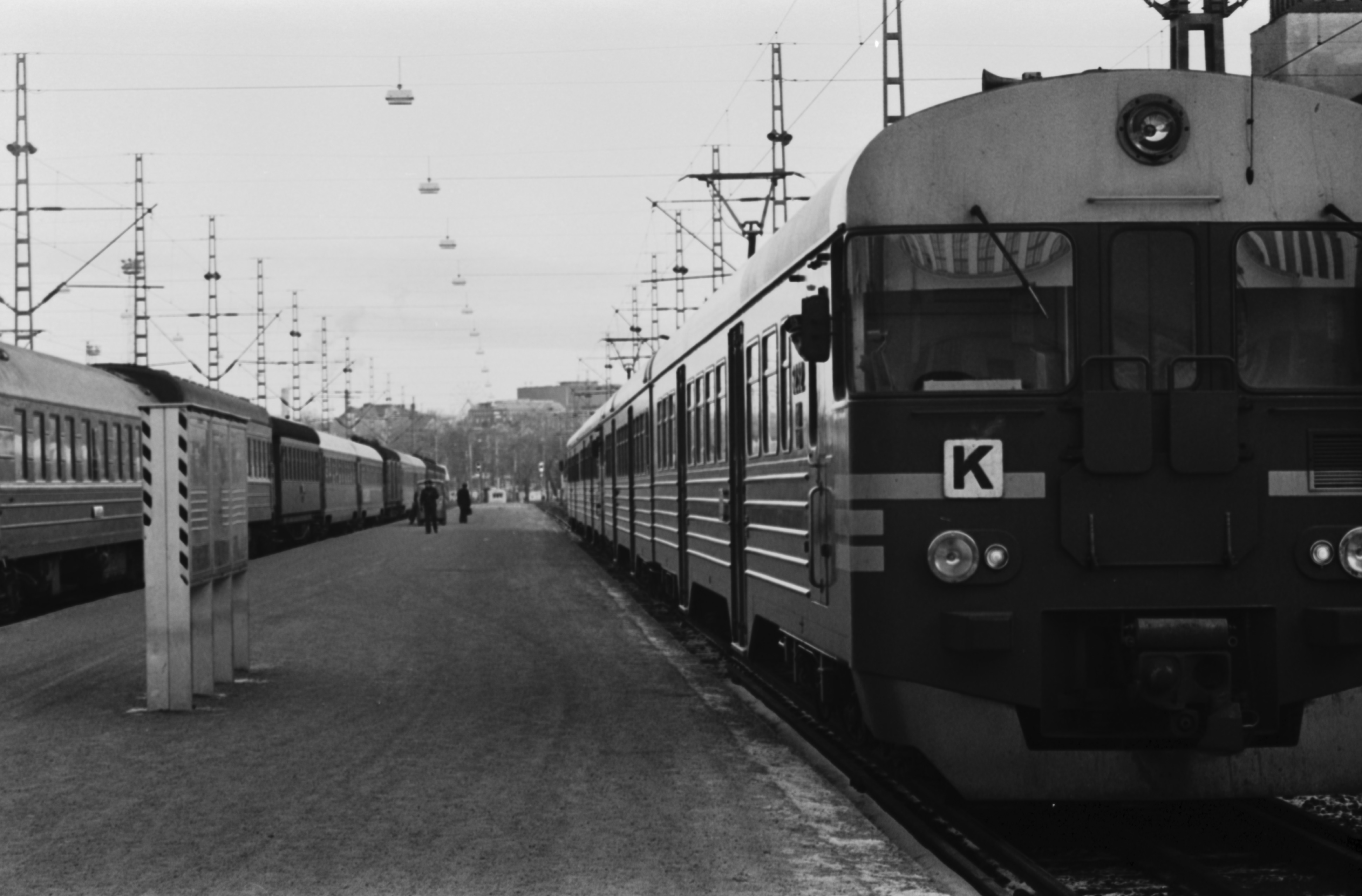 Helsingin rautatieasema. Näkymä Helsingin rautatieasemalta pohjoiseen. Oikealla kuljettaja kurkistamassa sähköjunan, K-junan oven ikkunasta.