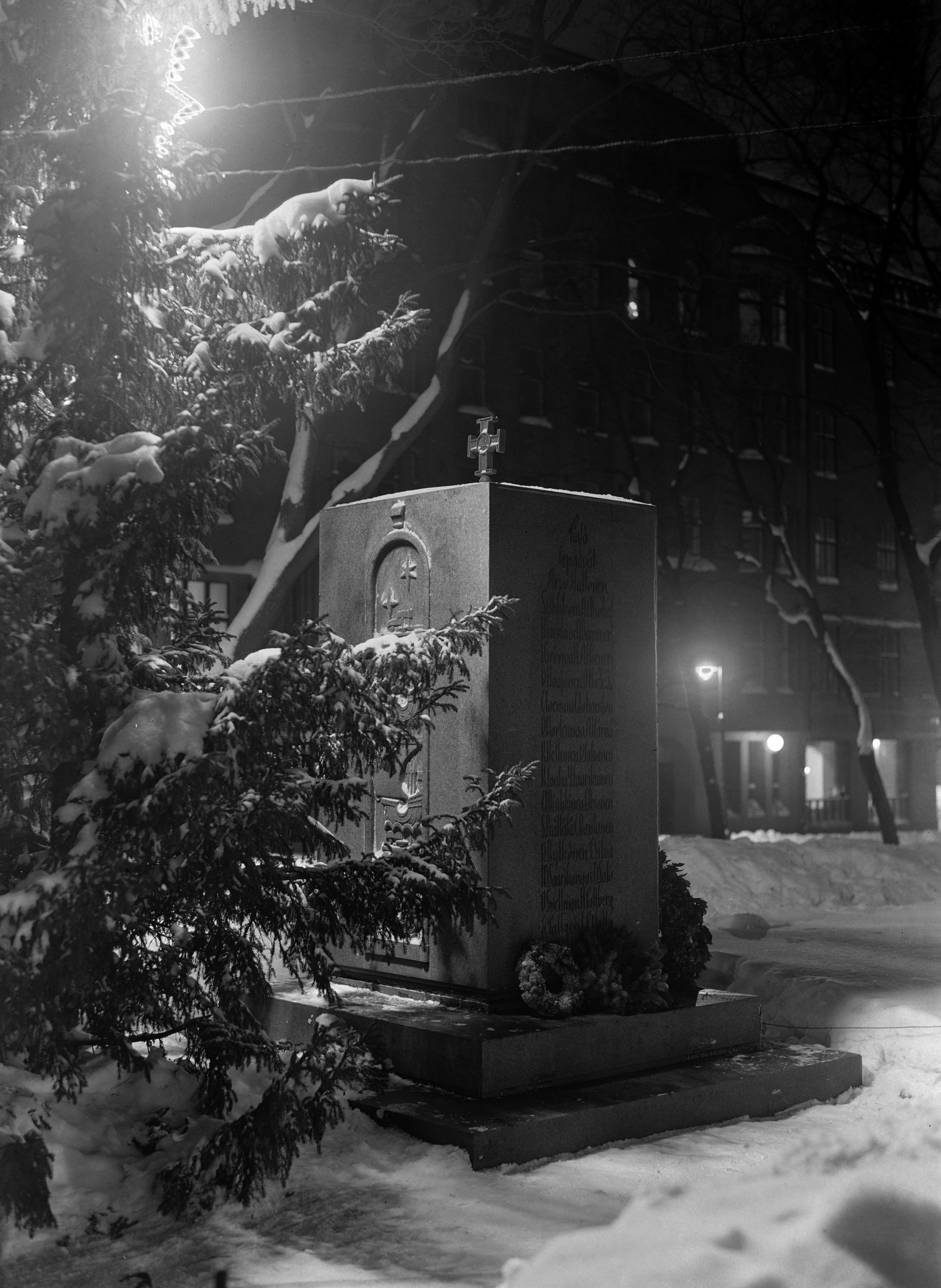 Suomalaisten Viron vapaussodassa kaatuneitten taistelijoiden hautamuistomerkki. Muistomerkin suunnittelivat kuvanveistäjä Into Saxelin ja arkkitehti Johan Sirén.
