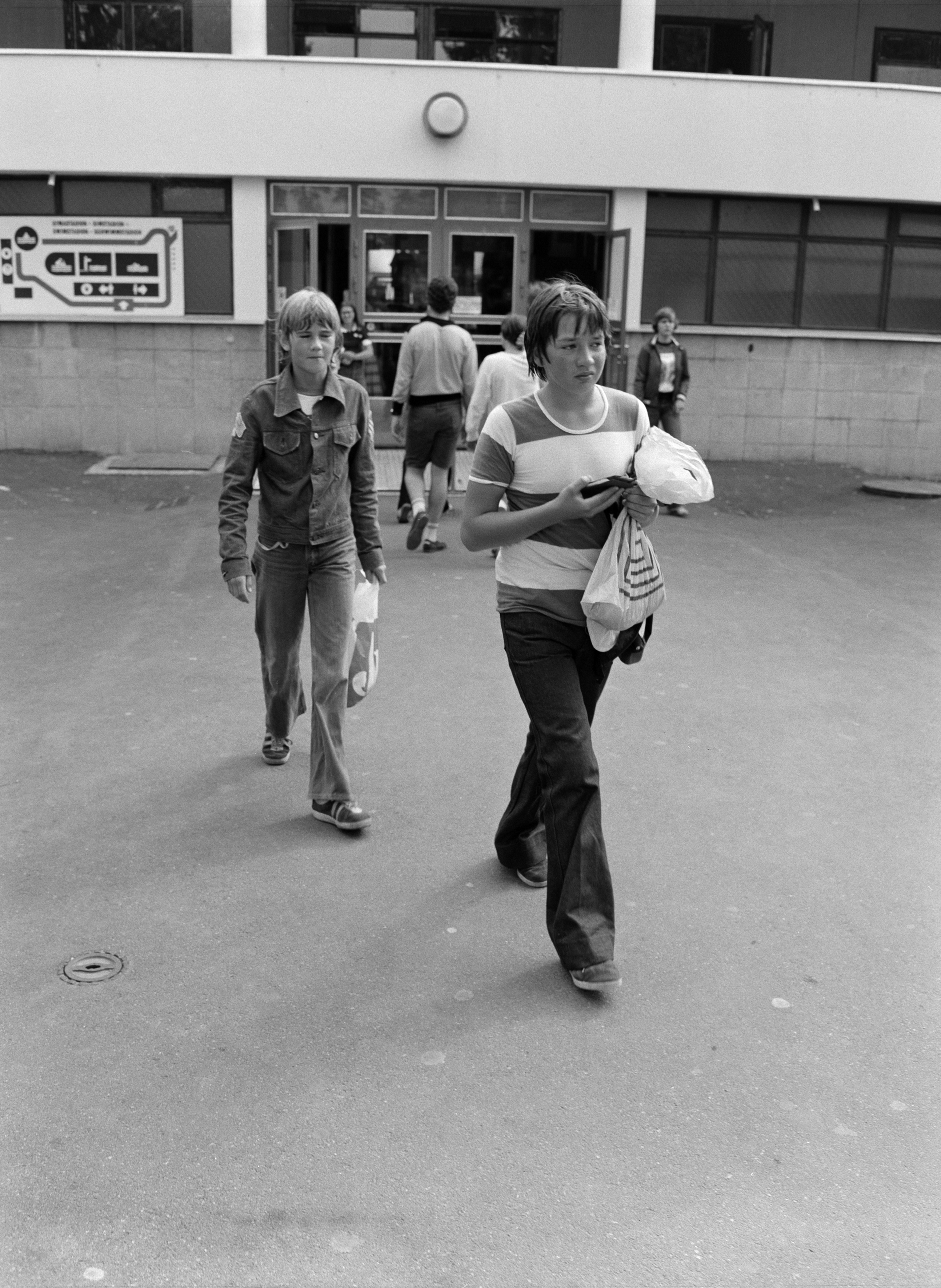 Koululaisia tulossa uimastadionilta.