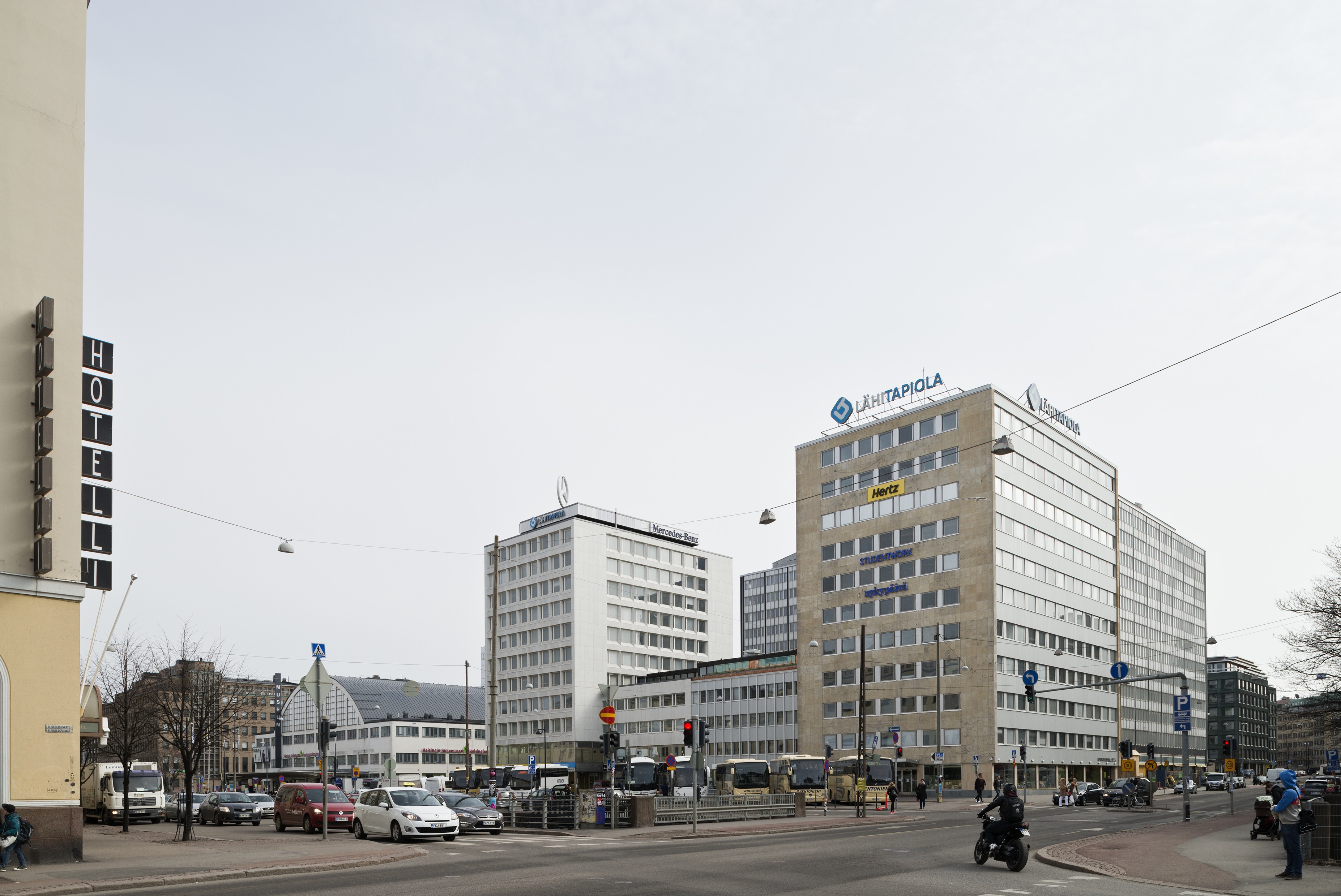Ent. Pohjantalo, Runeberginkatu 5. Arkkitehti Armas Lehtinen, 1958. Taustalla vasemmalla Fredrikinkatu 48 ja Tennispalatsi. City-inventointi.
