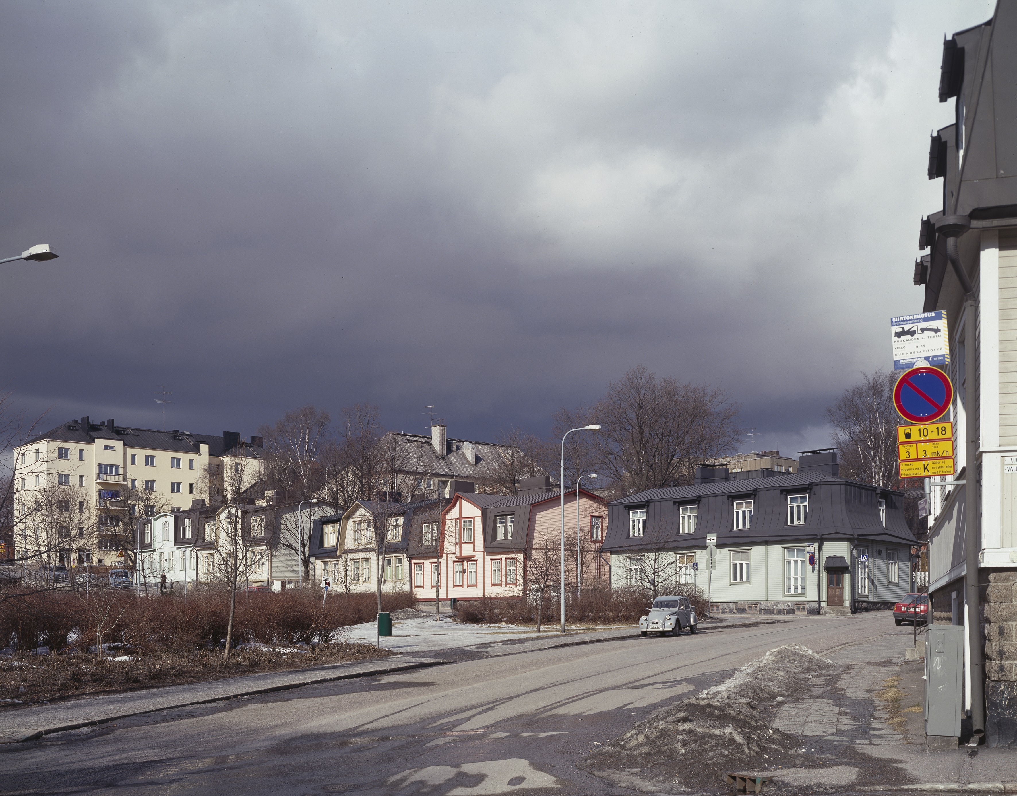 Vasemmalla Roineen Puisto