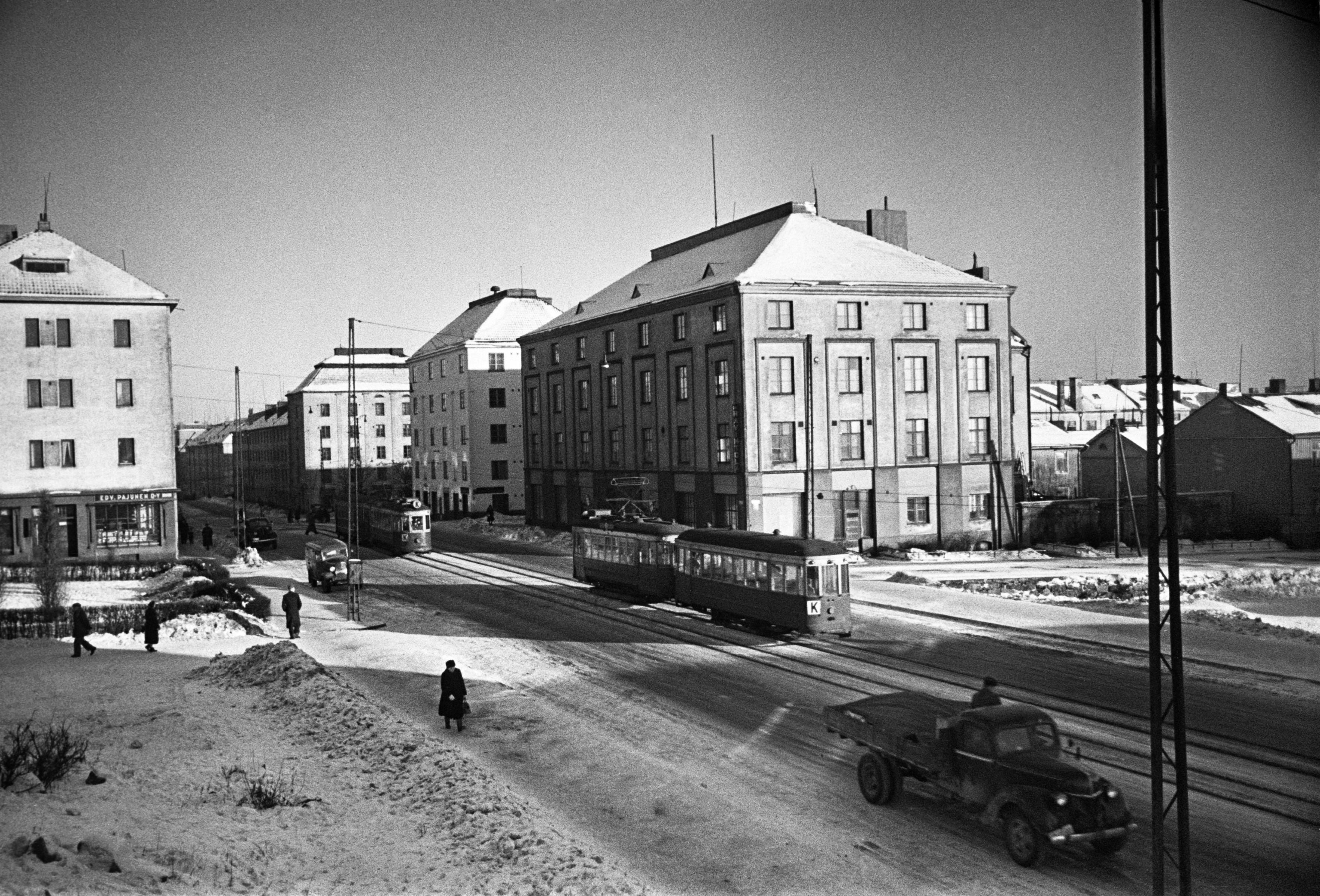 Sturenkatu 26, 27, 29. Sturenkatu 26:ssa edessä vasemmalla Pajunen Oy:n siirtomaatavaraliike. Sturenkatu 27:ssä keskellä on Vallilan työväentalo. Sen editse Sturenkadulle tulee Keuruuntie. Vasemmassa reunassa Puijon puistikko. Raitiolinja K yhdistettiin linjaan 1 vuonna 1953.
