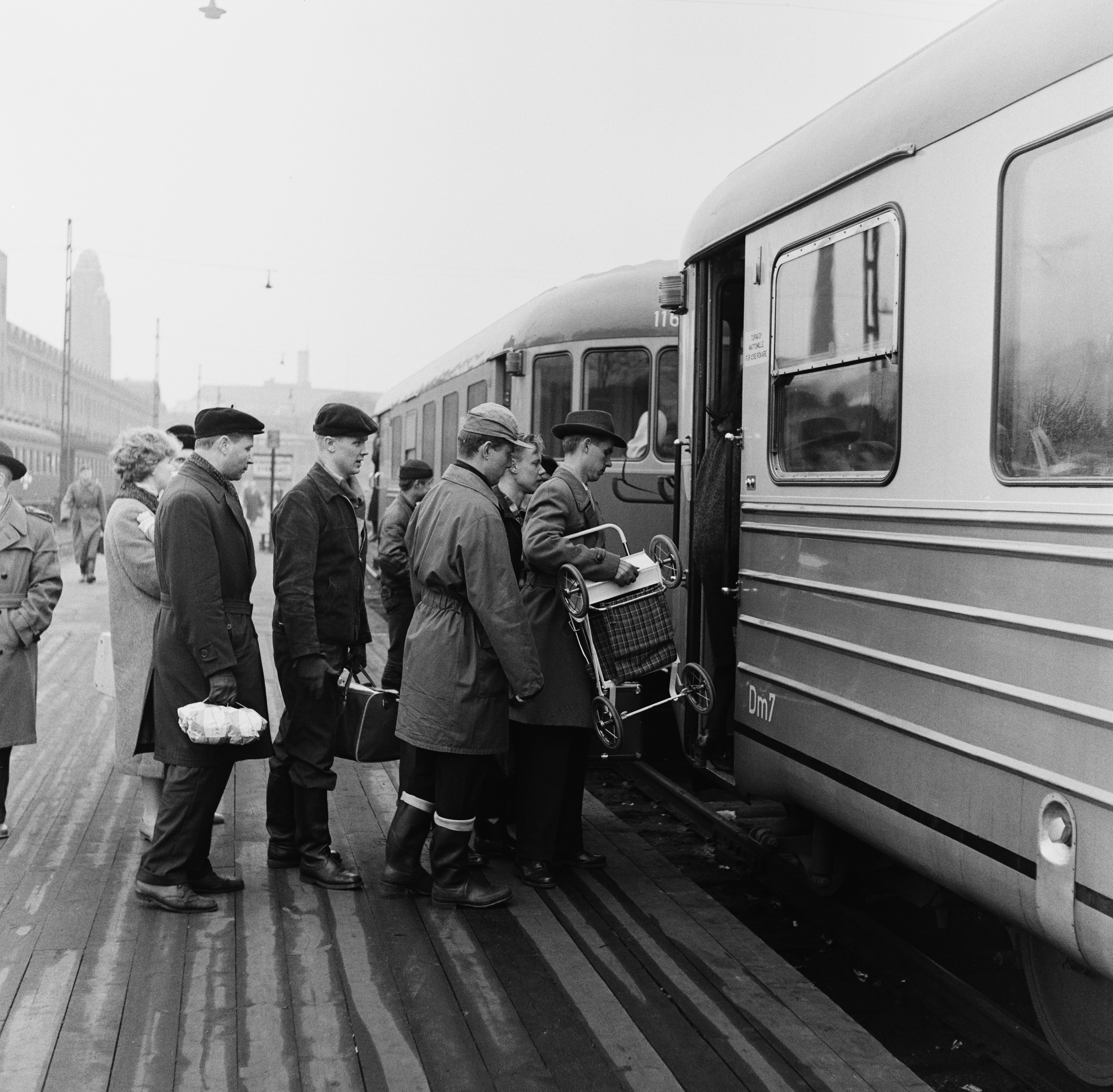 Matkustajia nousemassa kiskobussiin eli lättähattuun Rautatieasemalla.
