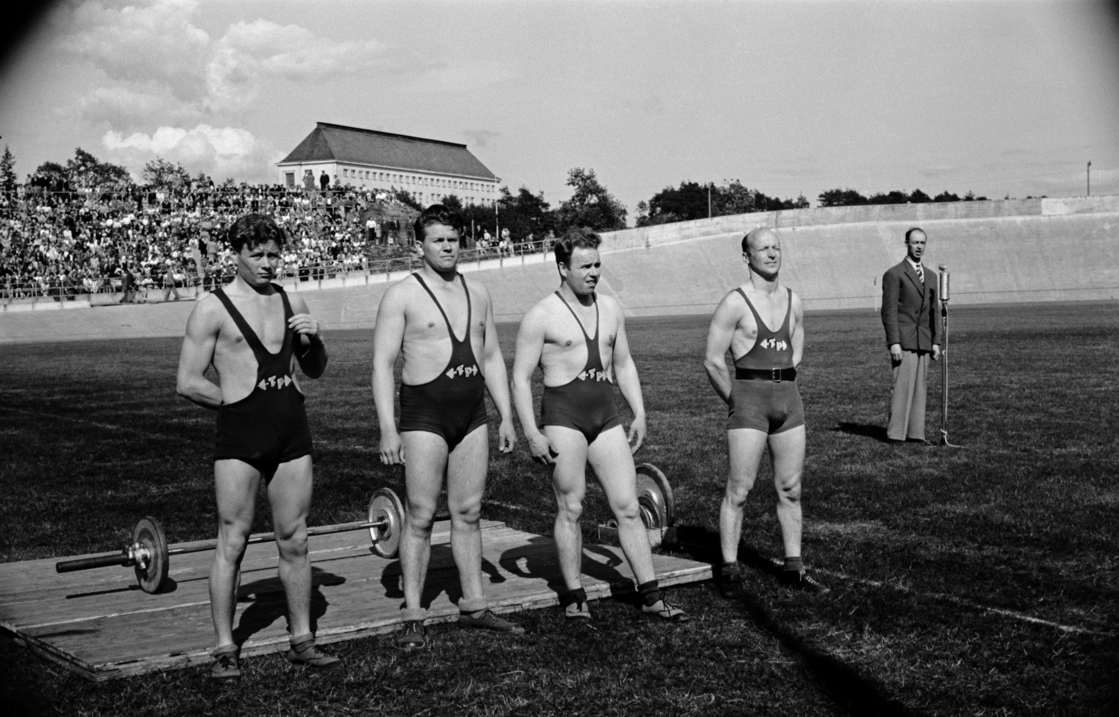 Velodrom, Helsingin pyöräilystadion, Suomen Työväen Urheiluliiton (TUL) tilaisuus, painonnostajia.