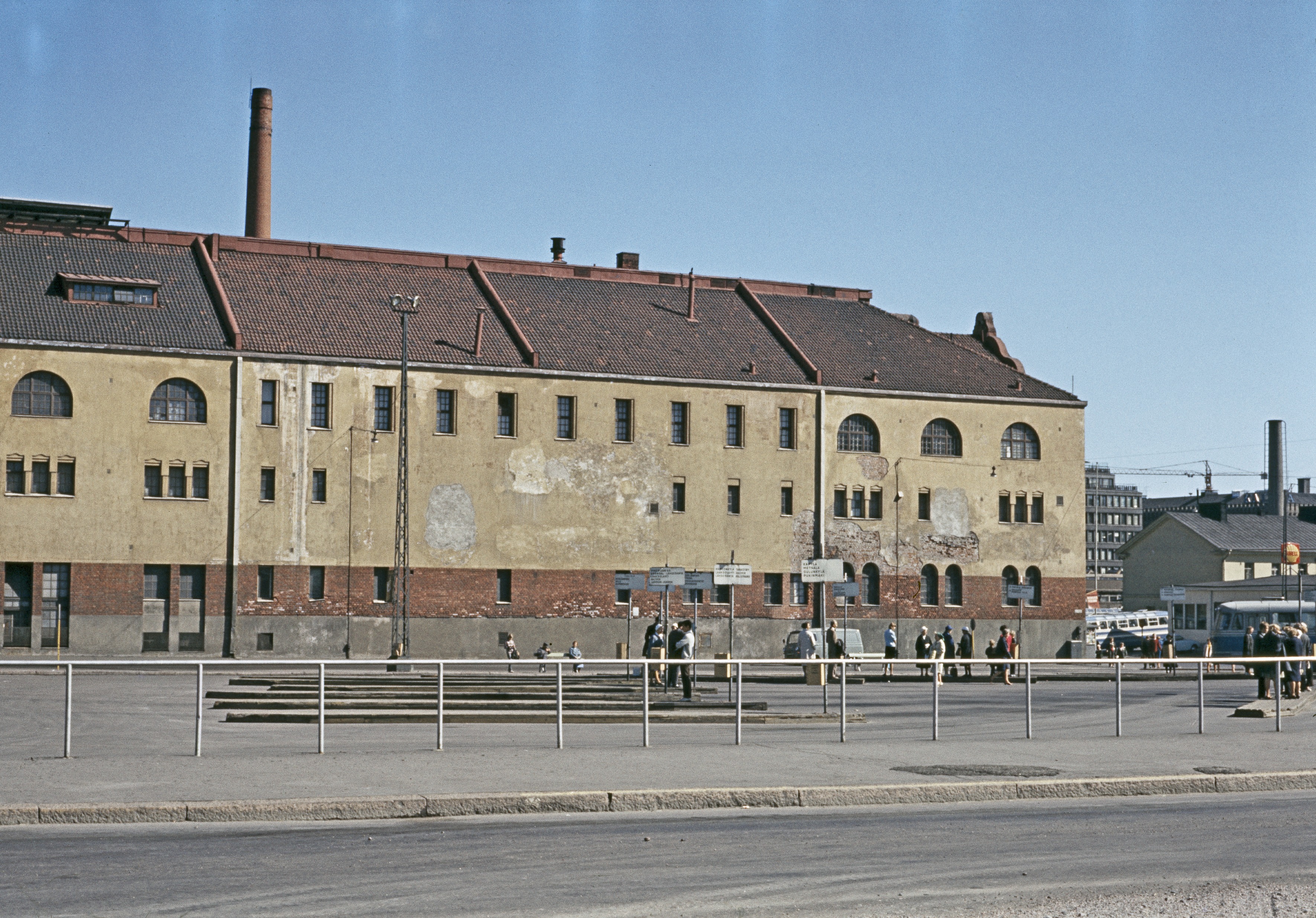 Maanviljelijäin Maitokeskuksen talo, Olavinkatu 1. Arkkitehti Selim A. Lindqvist, 1914, talo purettu 1973. Etualalla linja-autoasema.