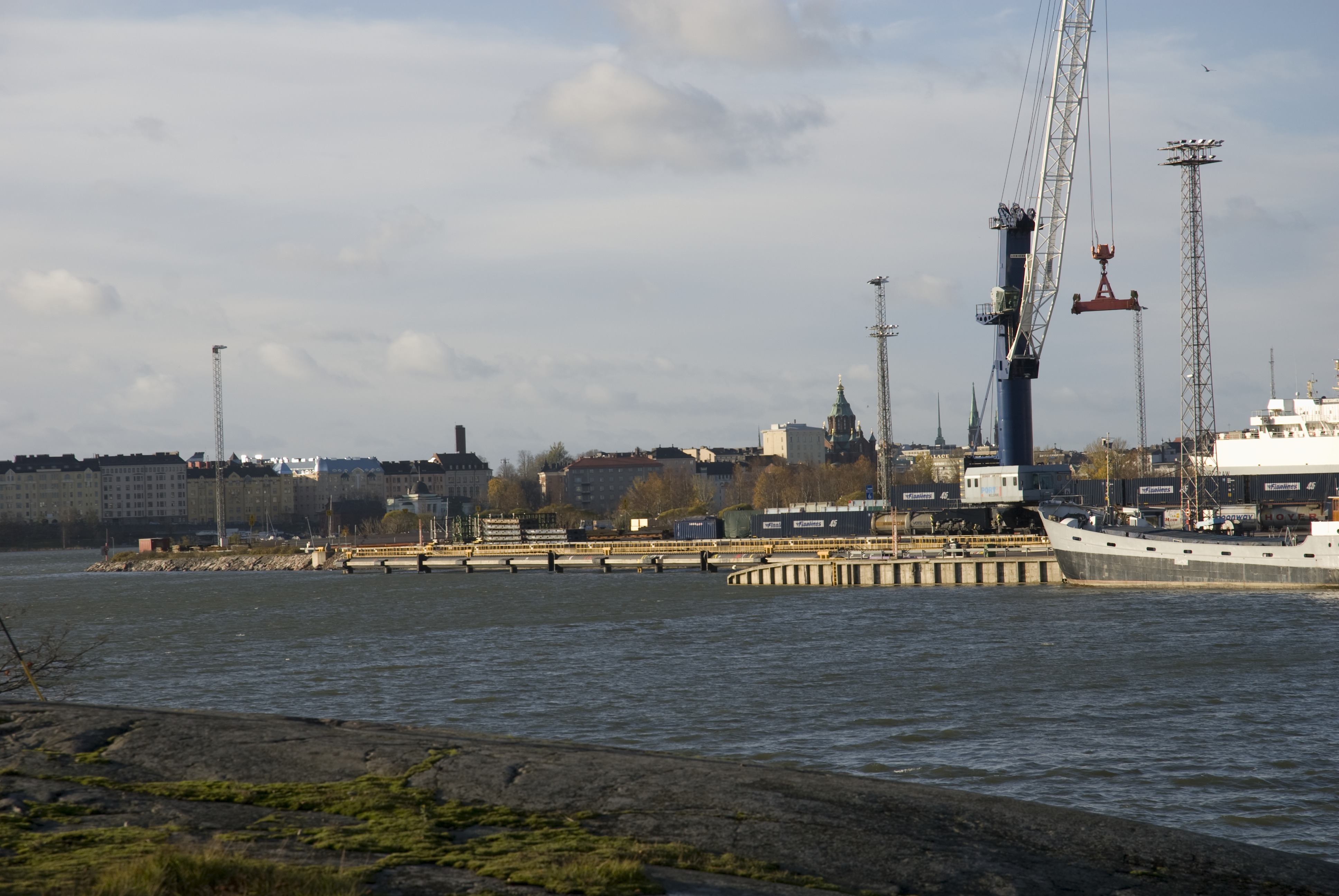 Sörnäisten satama, Sompasaari, itärantaa nähtynä Mustikkamaalta